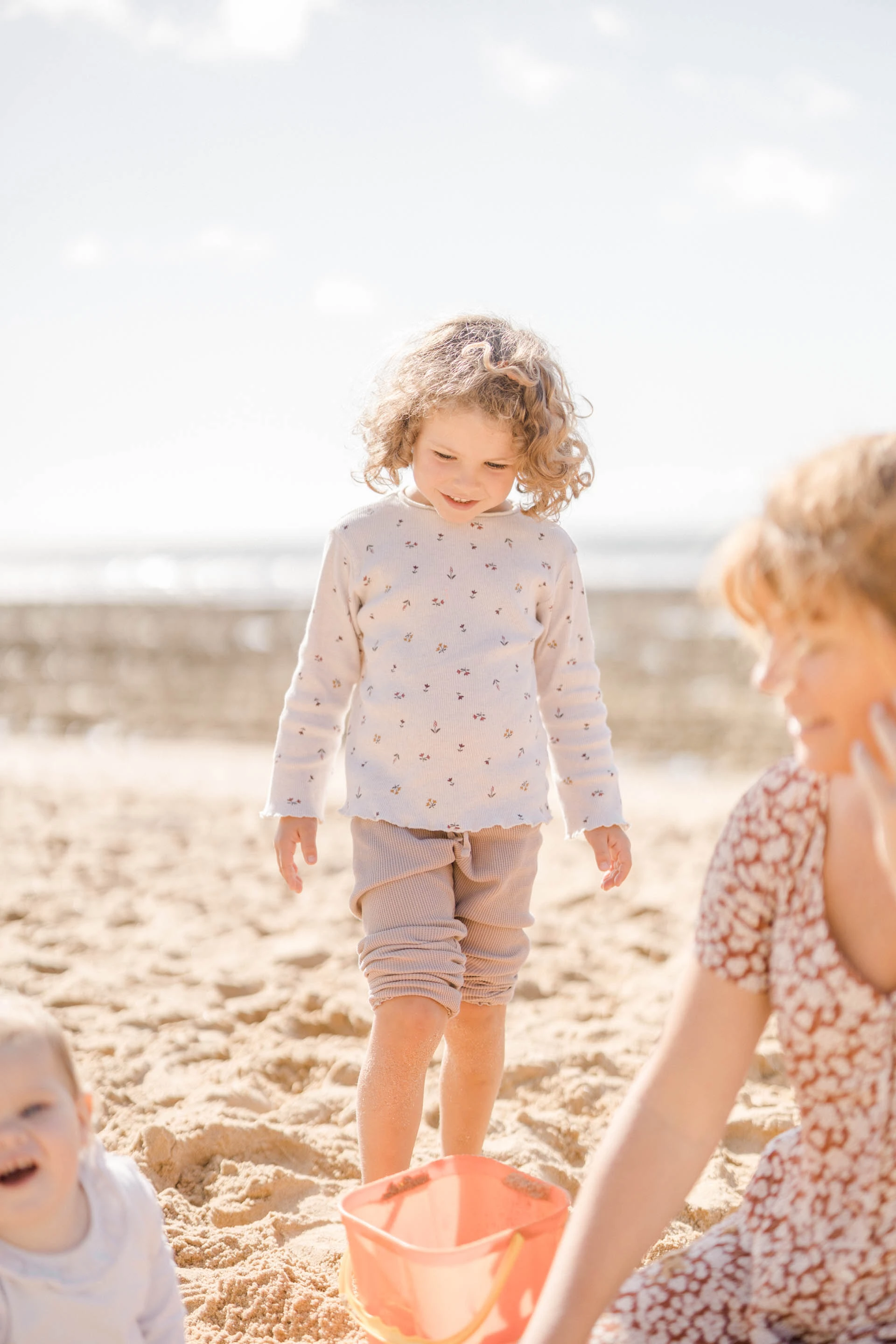 enfant bonheur sable jouer avec les enfants gris
