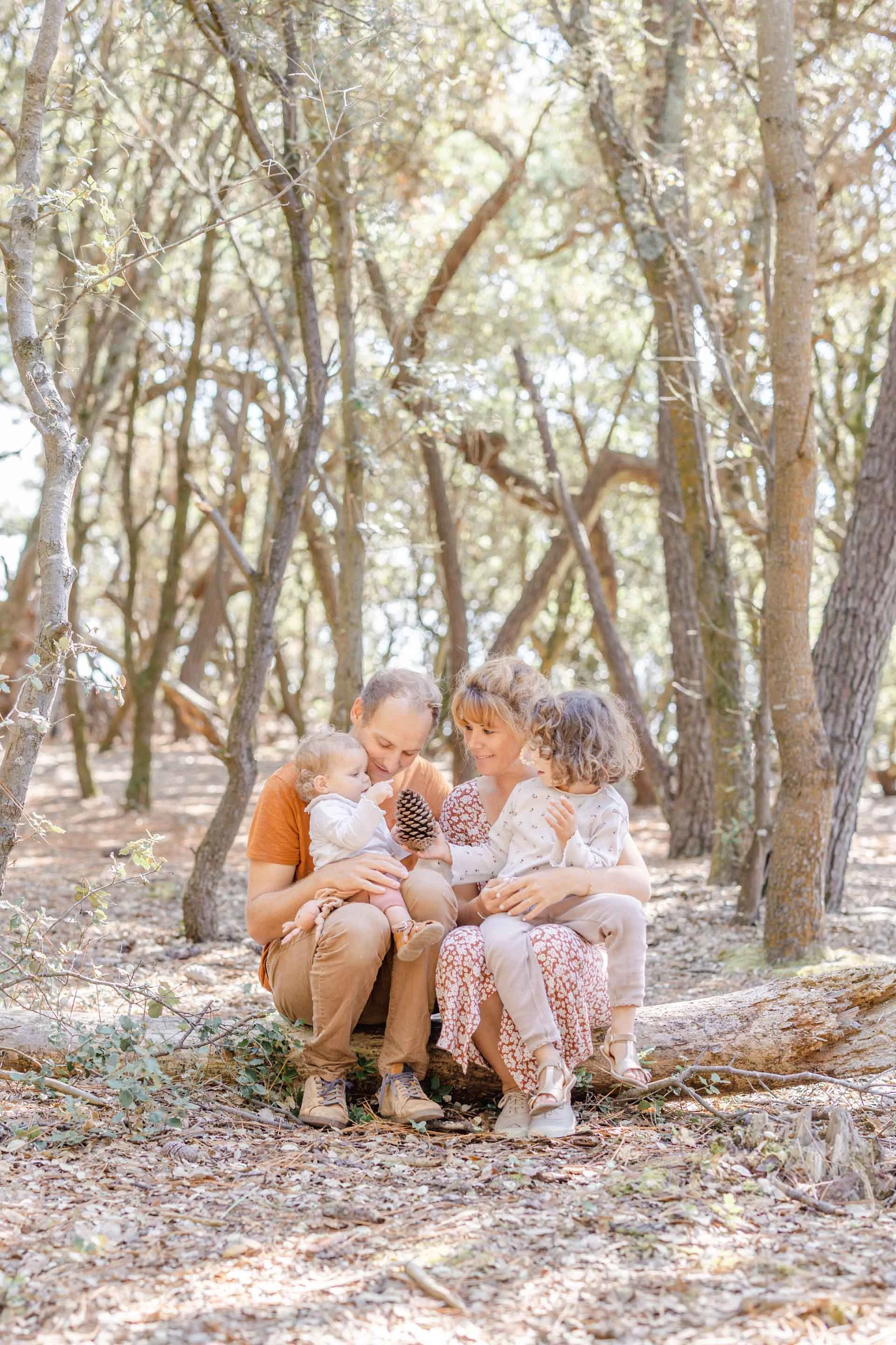 bonheur feuille enfant forêt gris