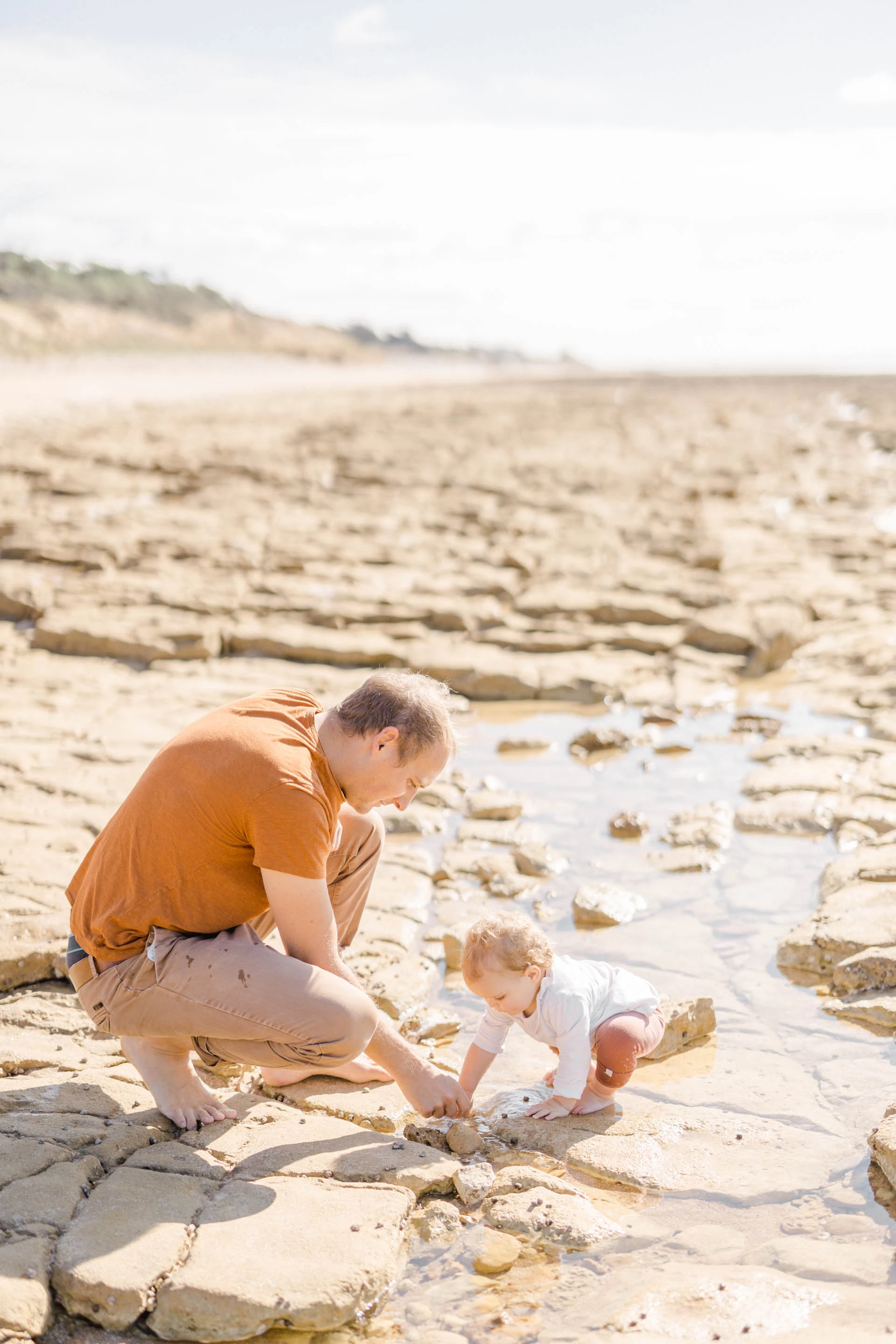 bonheur sable enfant plage gris