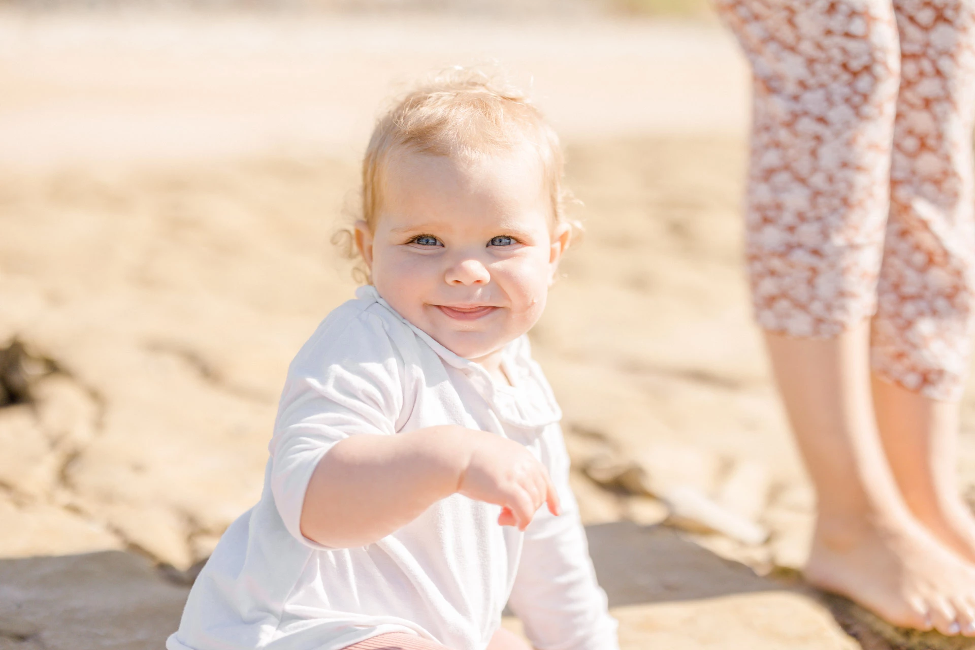 bonheur main enfant sourire gris