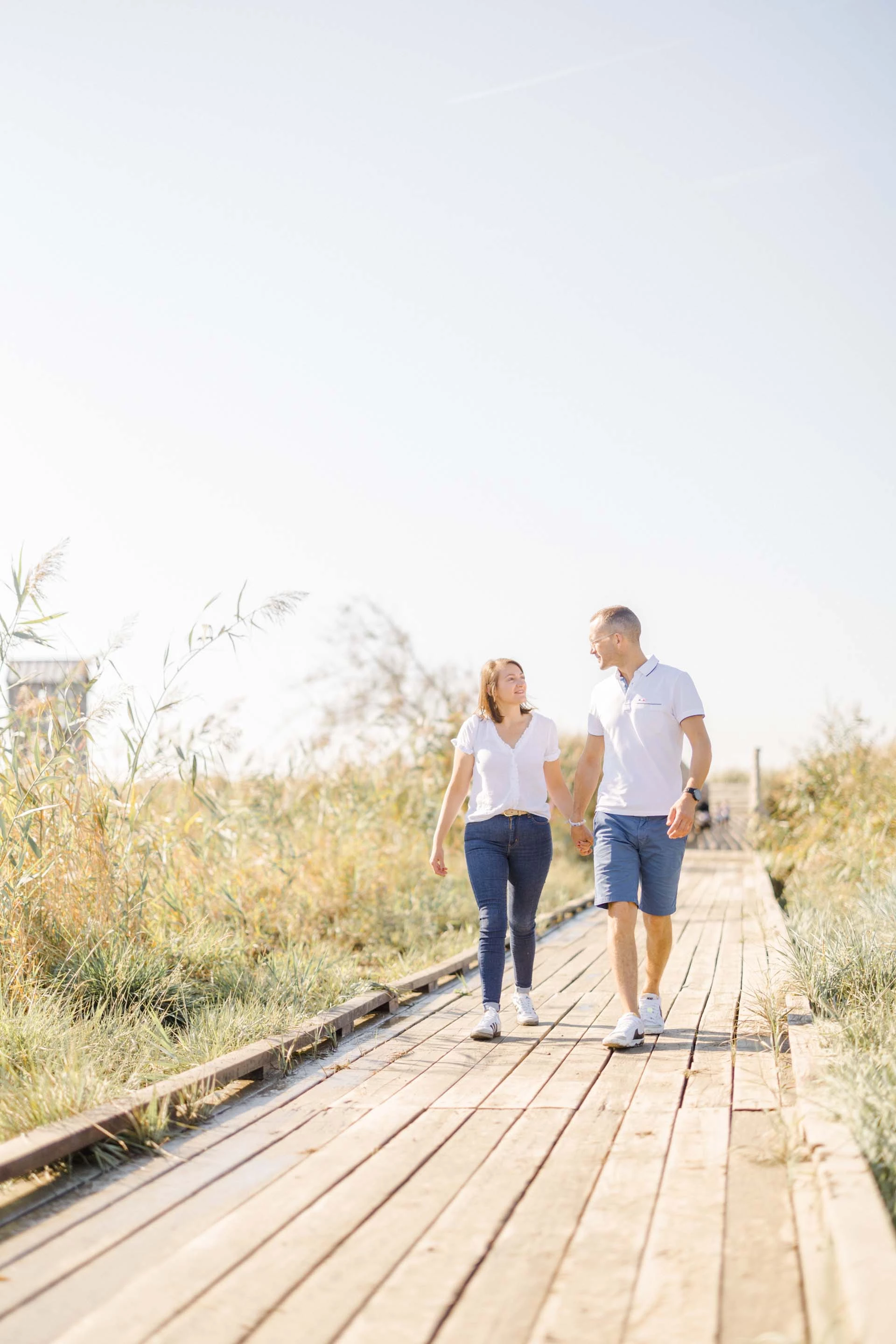 passerelle planche se tenir la main amour beige
