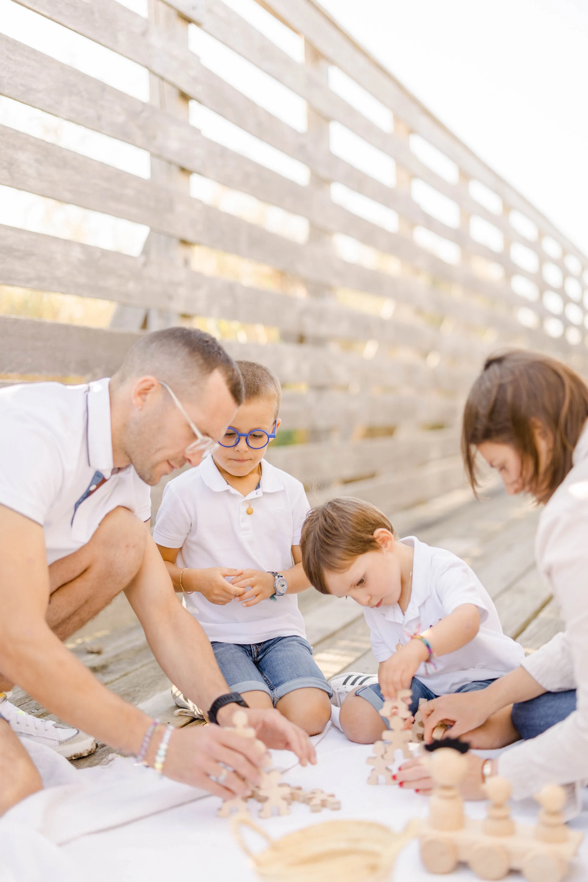 enfant bonheur poignet se tenir la main marron