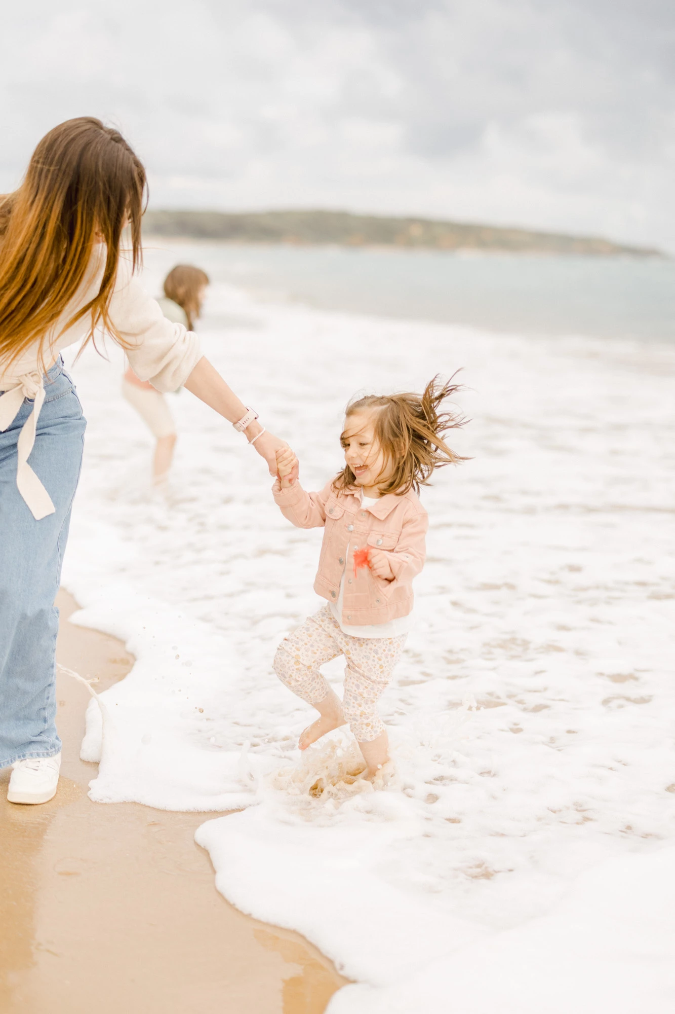 bonheur plage enfant sable beige