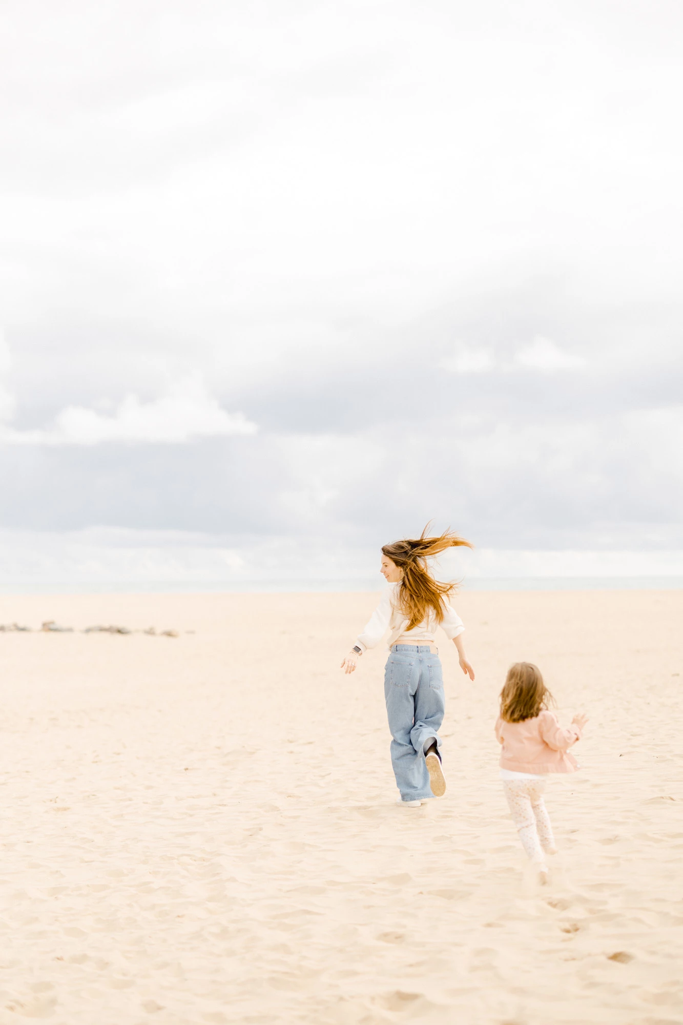 bonheur sable enfant se tenir la main beige