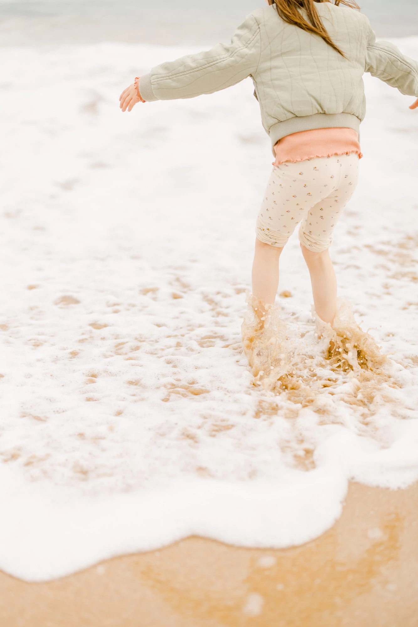 enfant sable plage beige marron