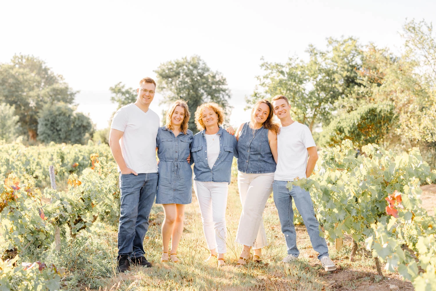 bonheur sourire événement famille beige