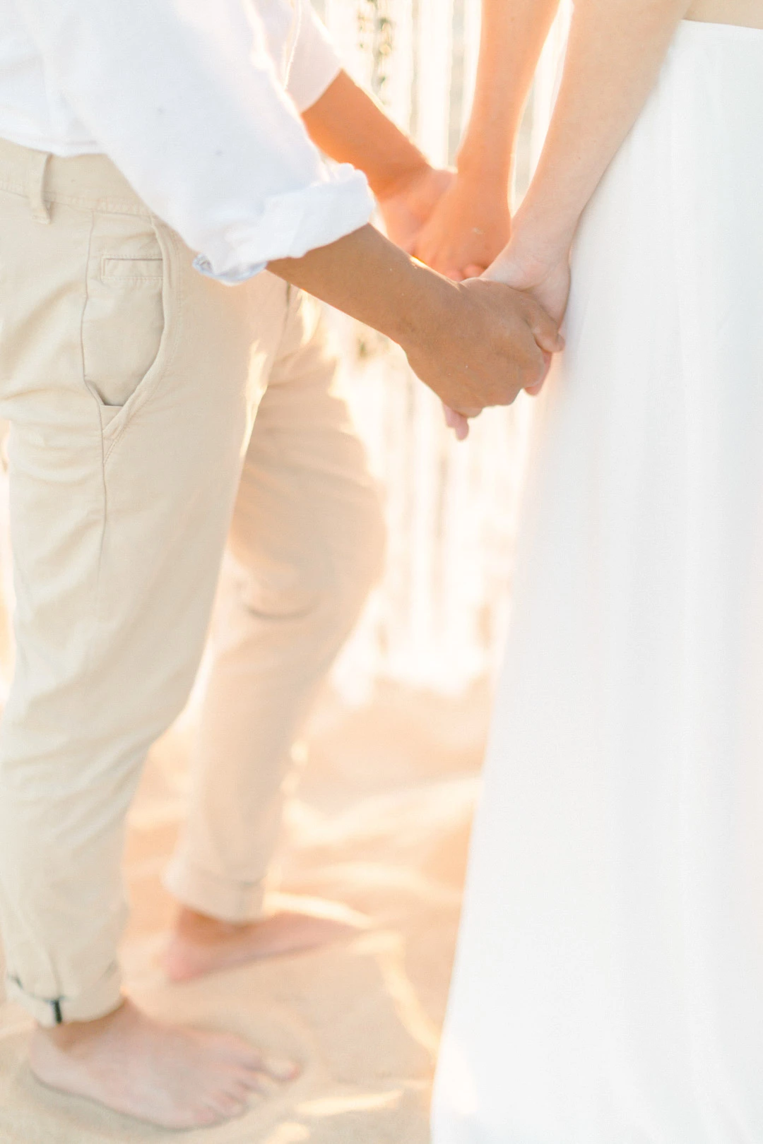 geste se tenir la main amour beige gris