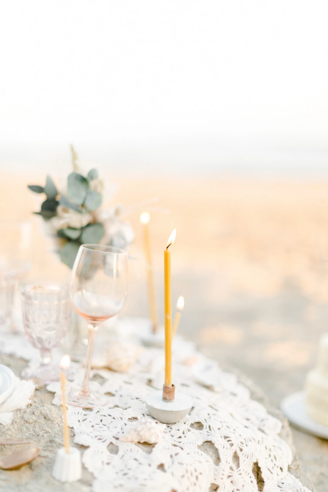 vaisselle composition florale bougie porcelaine beige