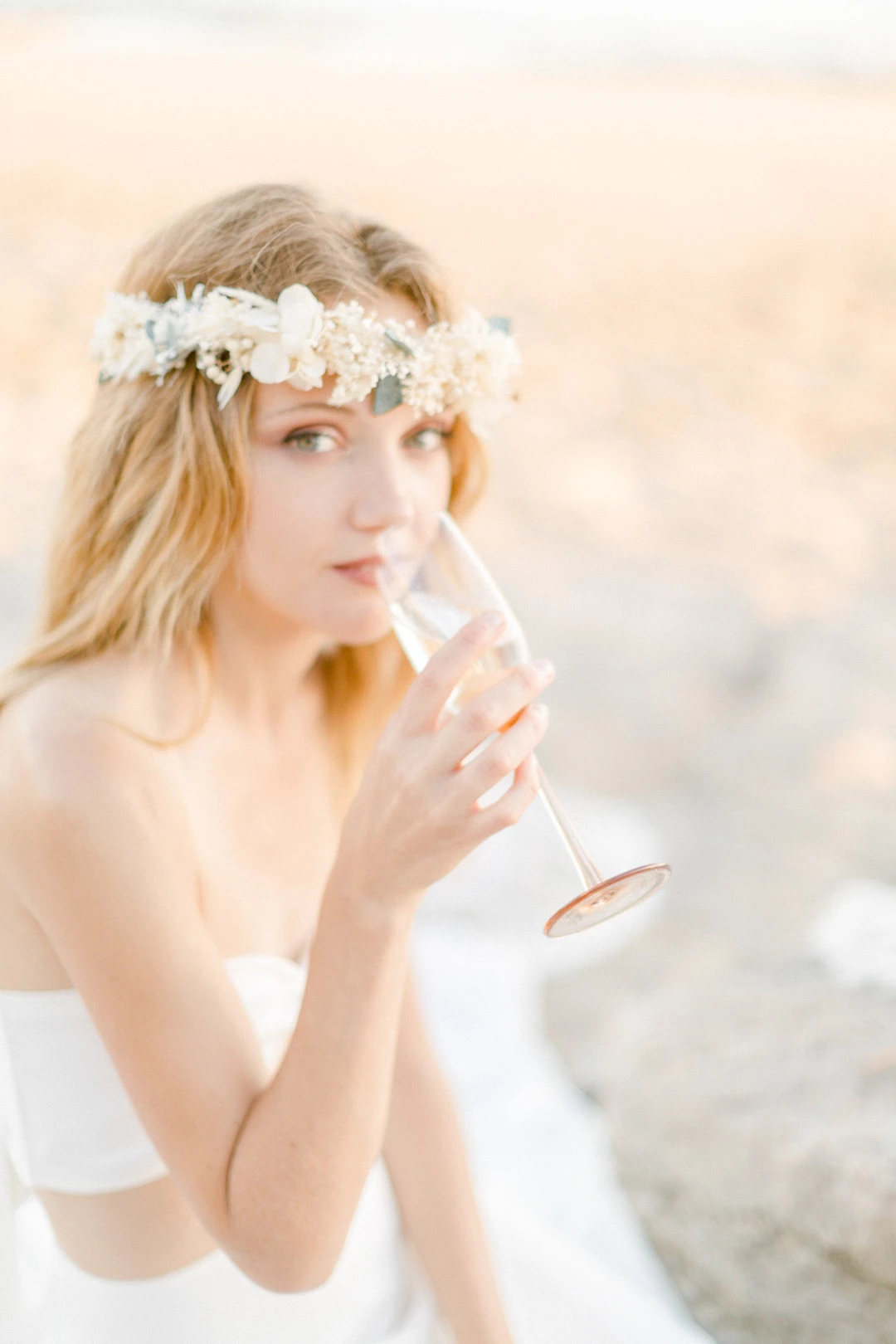 pétale cheveux longs bandeau beige gris