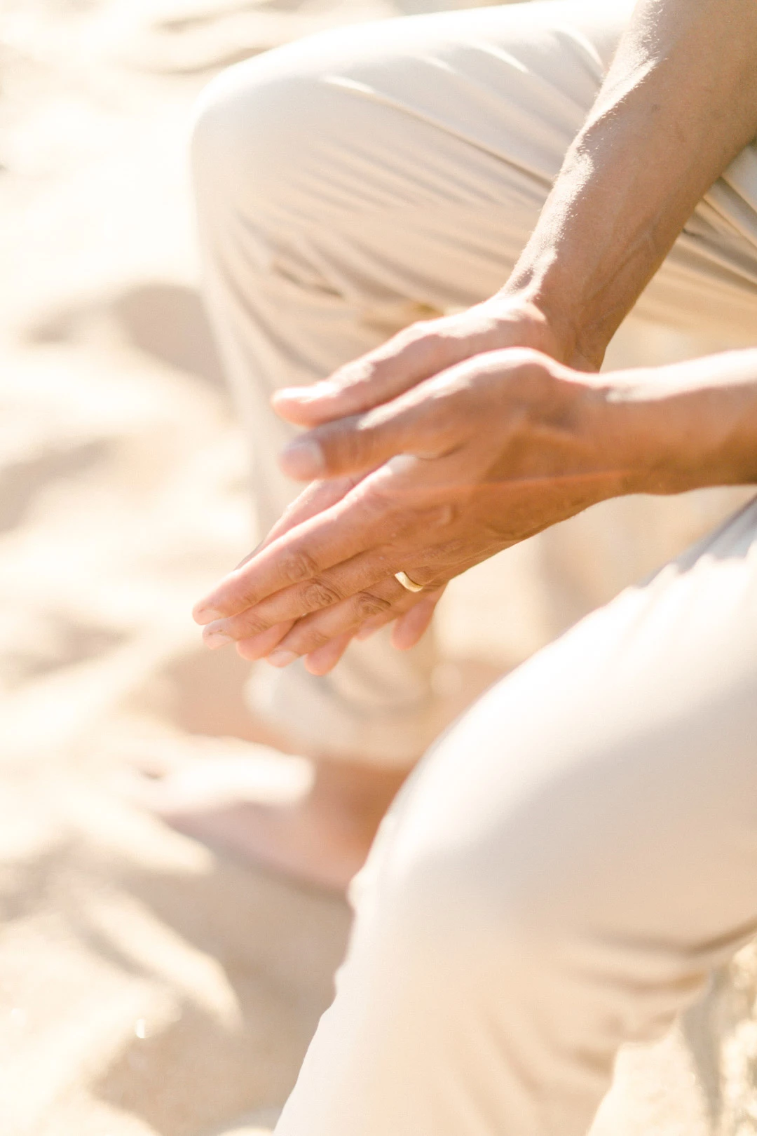 geste se tenir la main sable gris