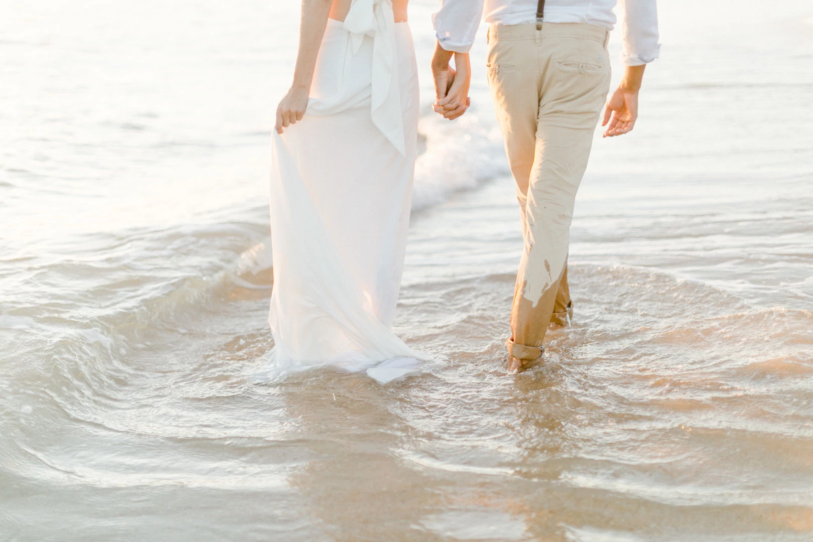 romance amour plage geste se tenir la main