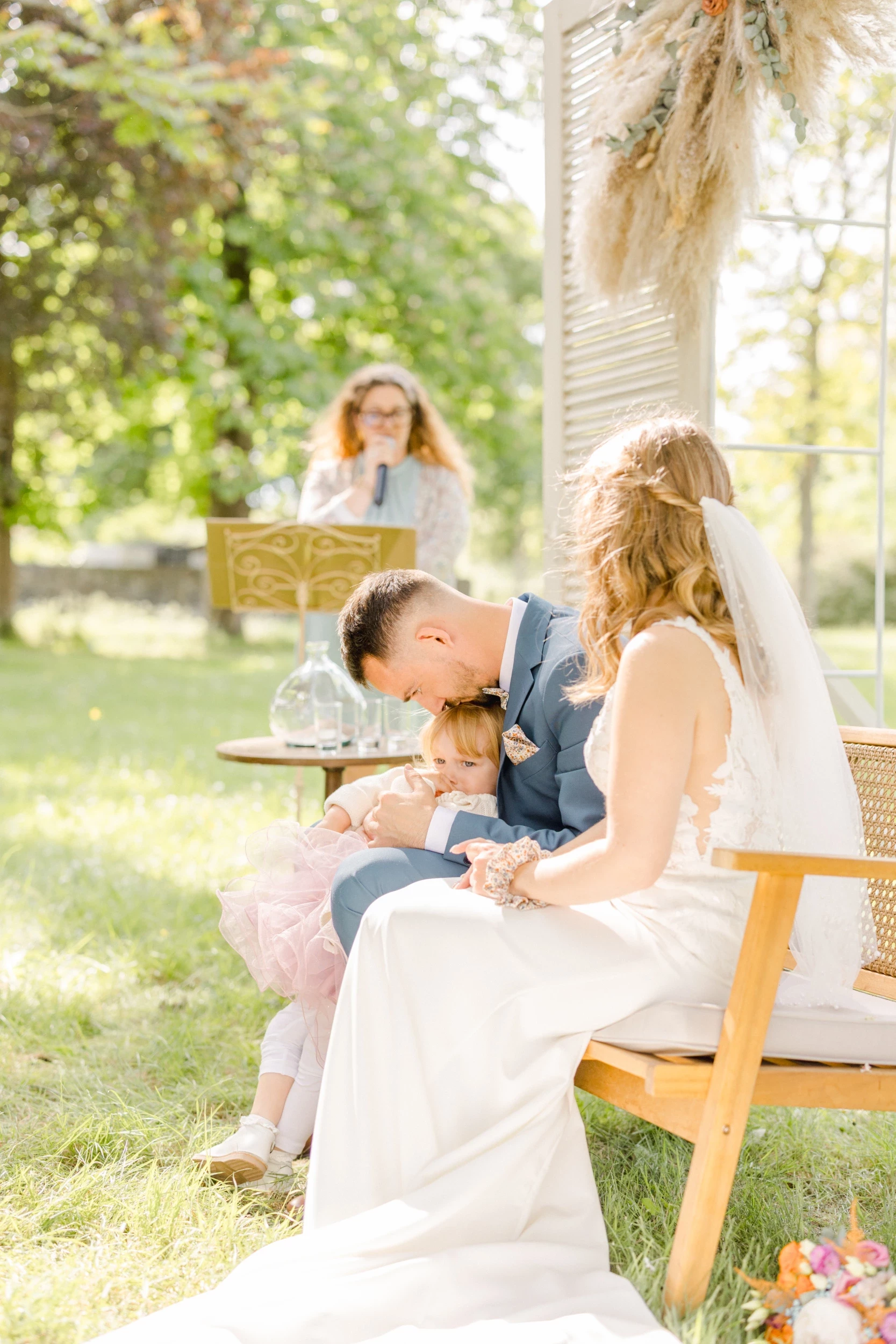 Couple de mariés assis lors d'une cérémonie laïque en plein air, célébrant leur union