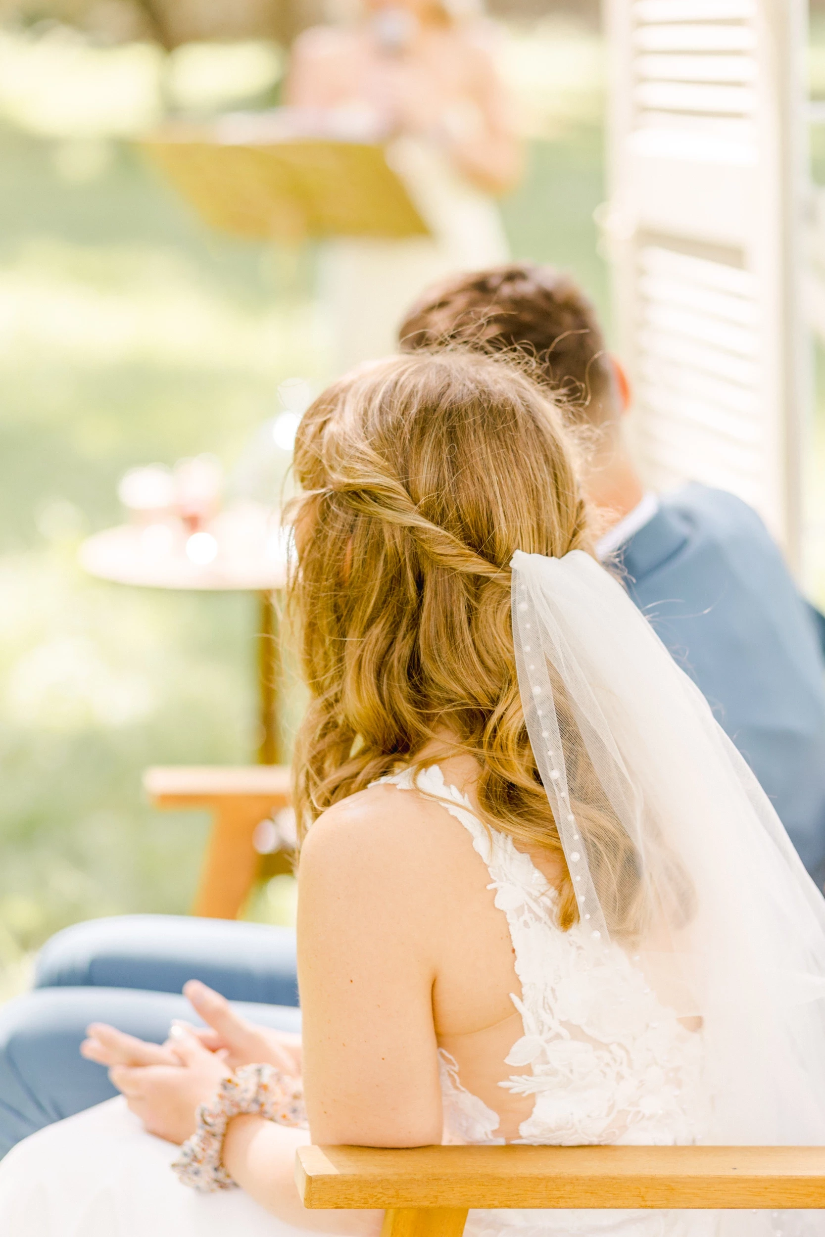 Petite fille en robe blanche assise lors d'une cérémonie de mariage à l'église
