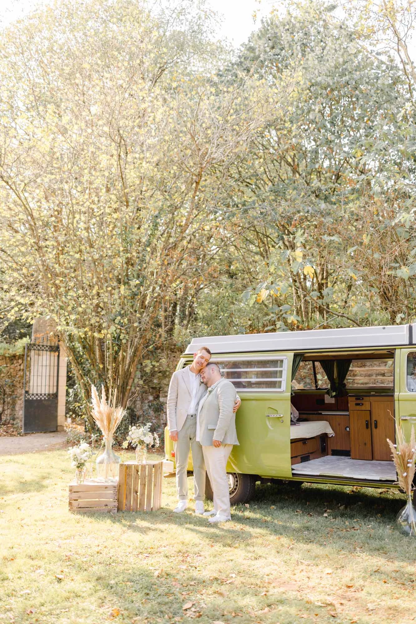 pelouse, parc, vêtements de mariée, volkswagen type 2, arrière-cour