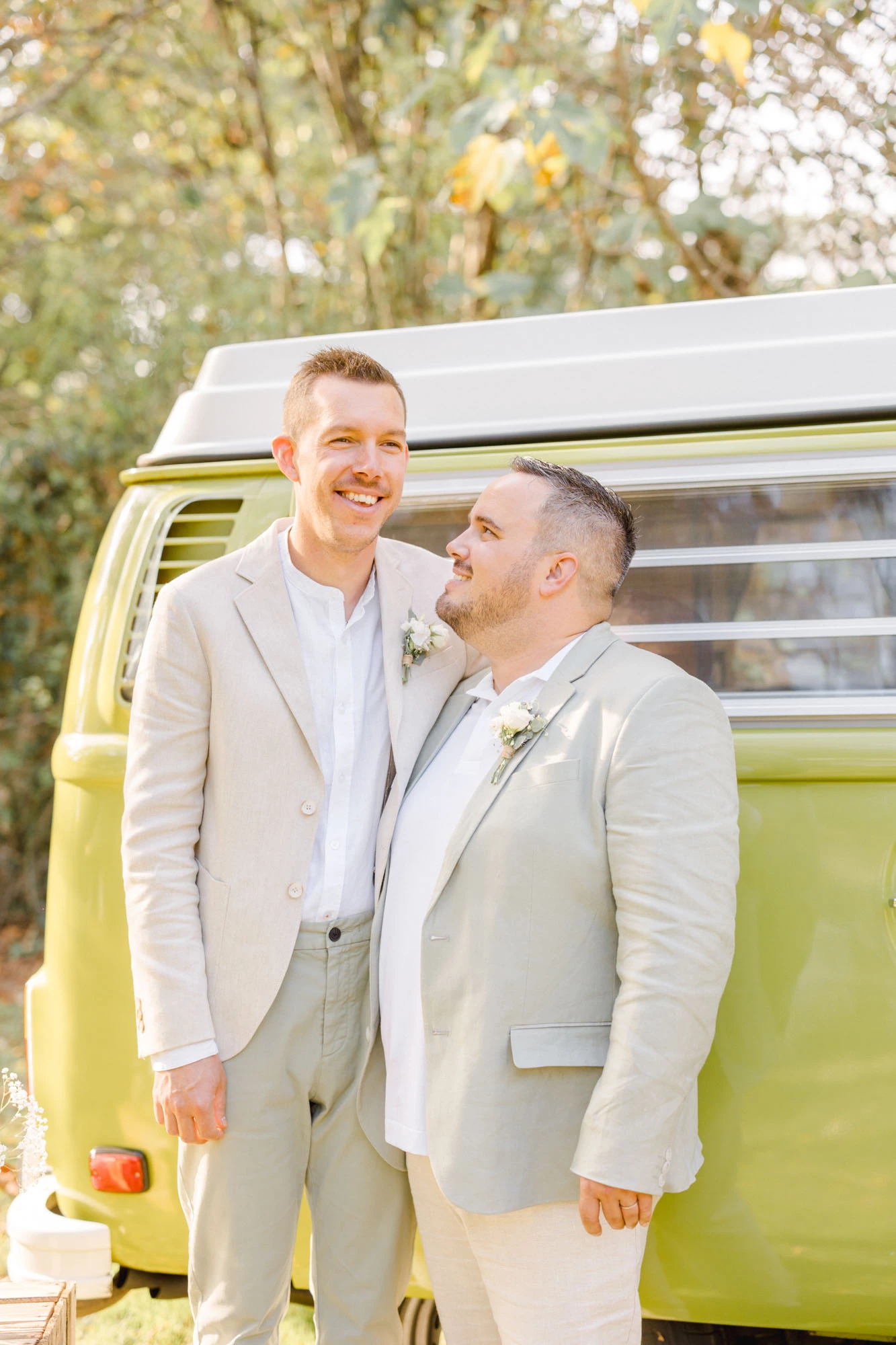 vêtements de cérémonie, bonheur, sourire, chemise habillée, mariage