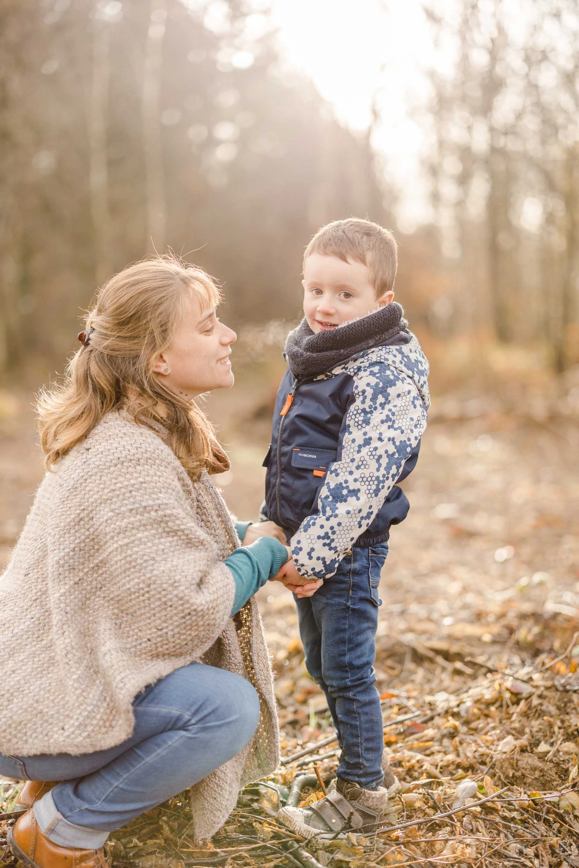 bonheur sourire enfant gris marron