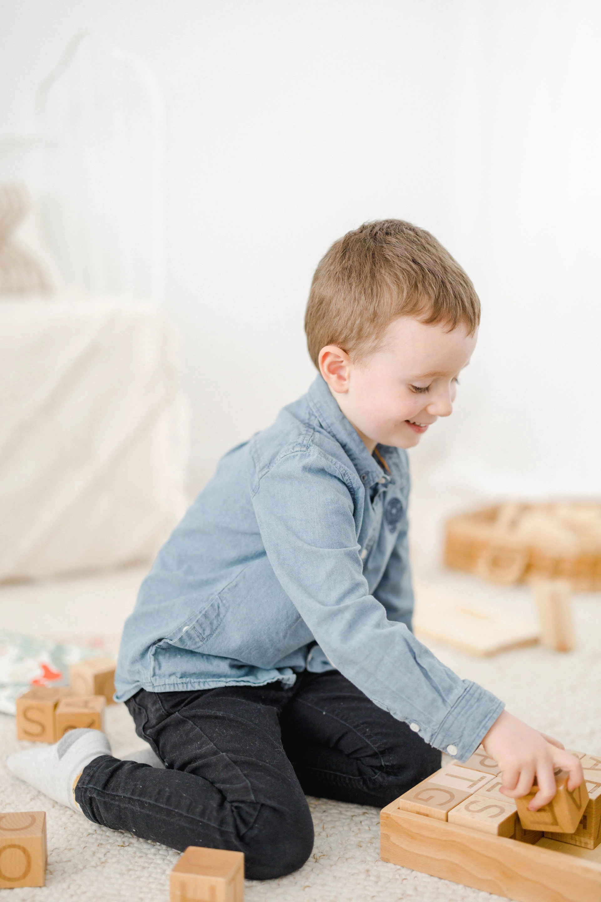 enfant jouer jouet gris marron