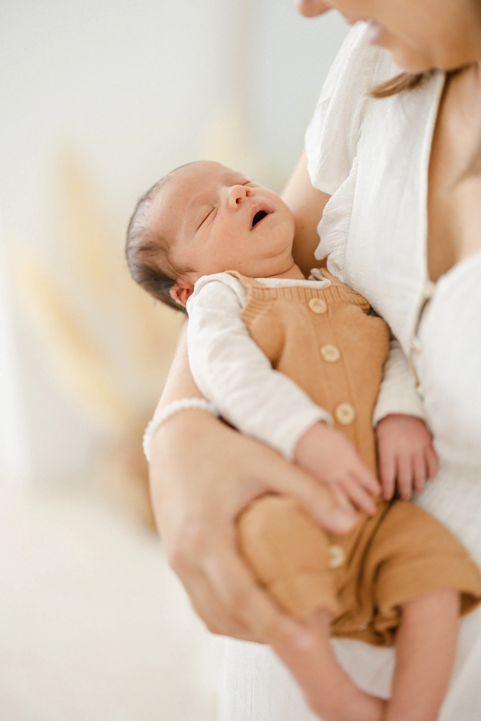 enfant bonheur amour geste gris