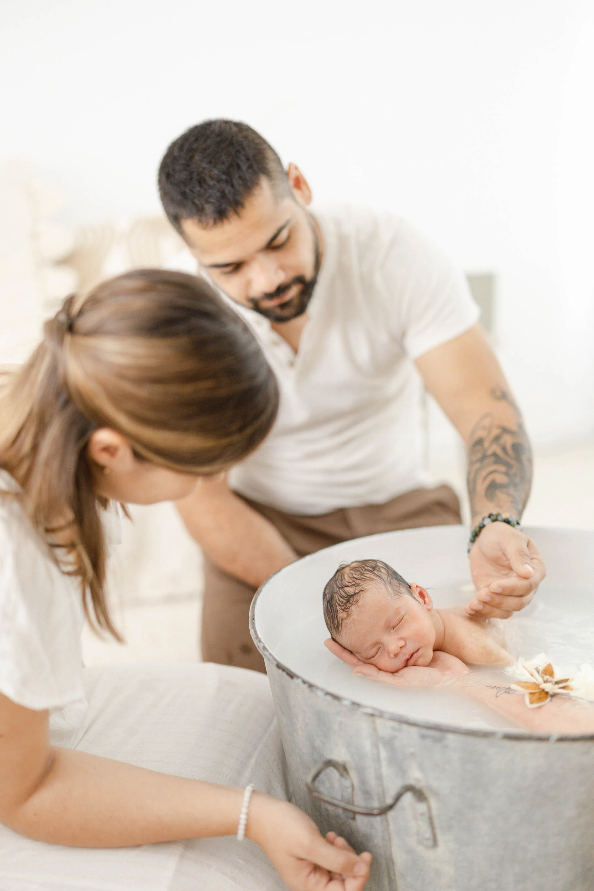 enfant naissance amour baignoire gris