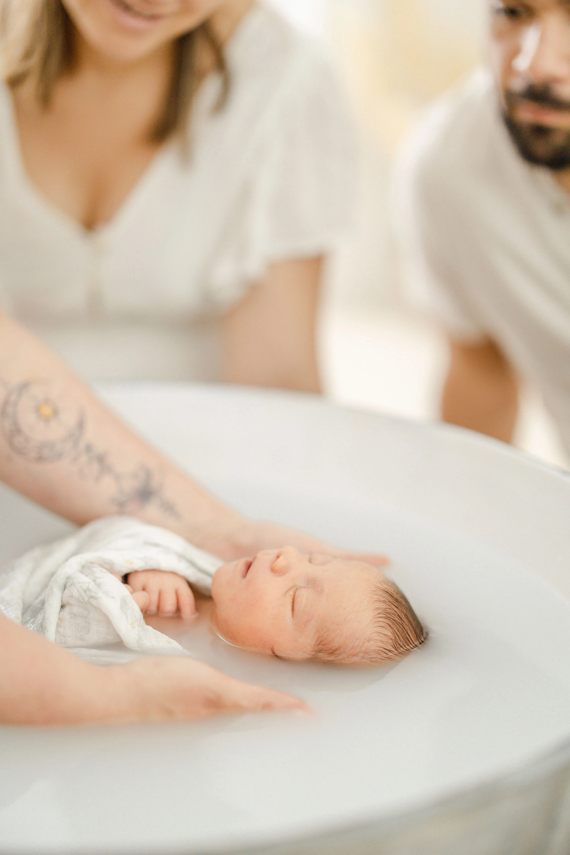 enfant naissance amour marron gris