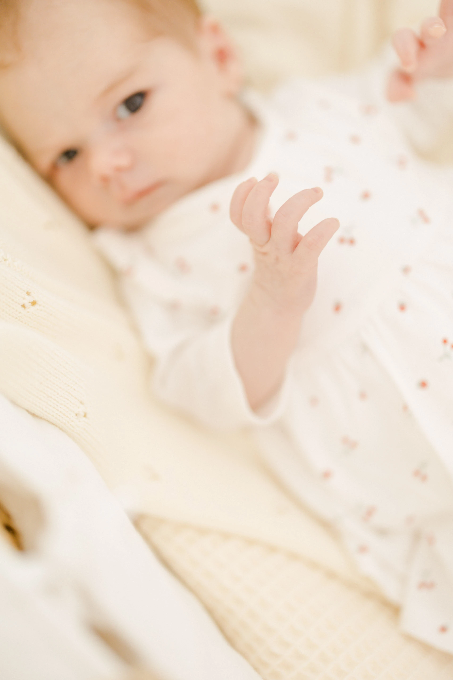 enfant beige gris rose bébé