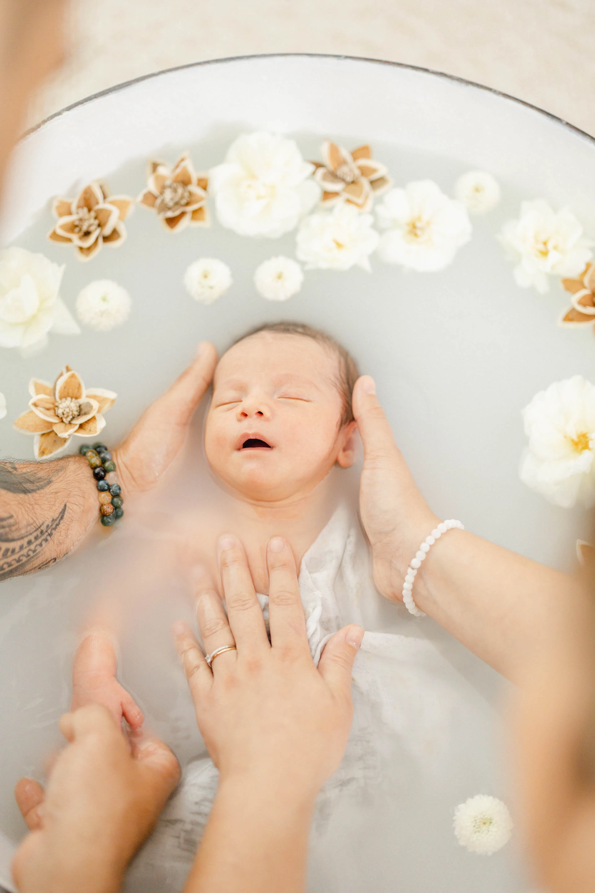 enfant gris marron fleurs bébé