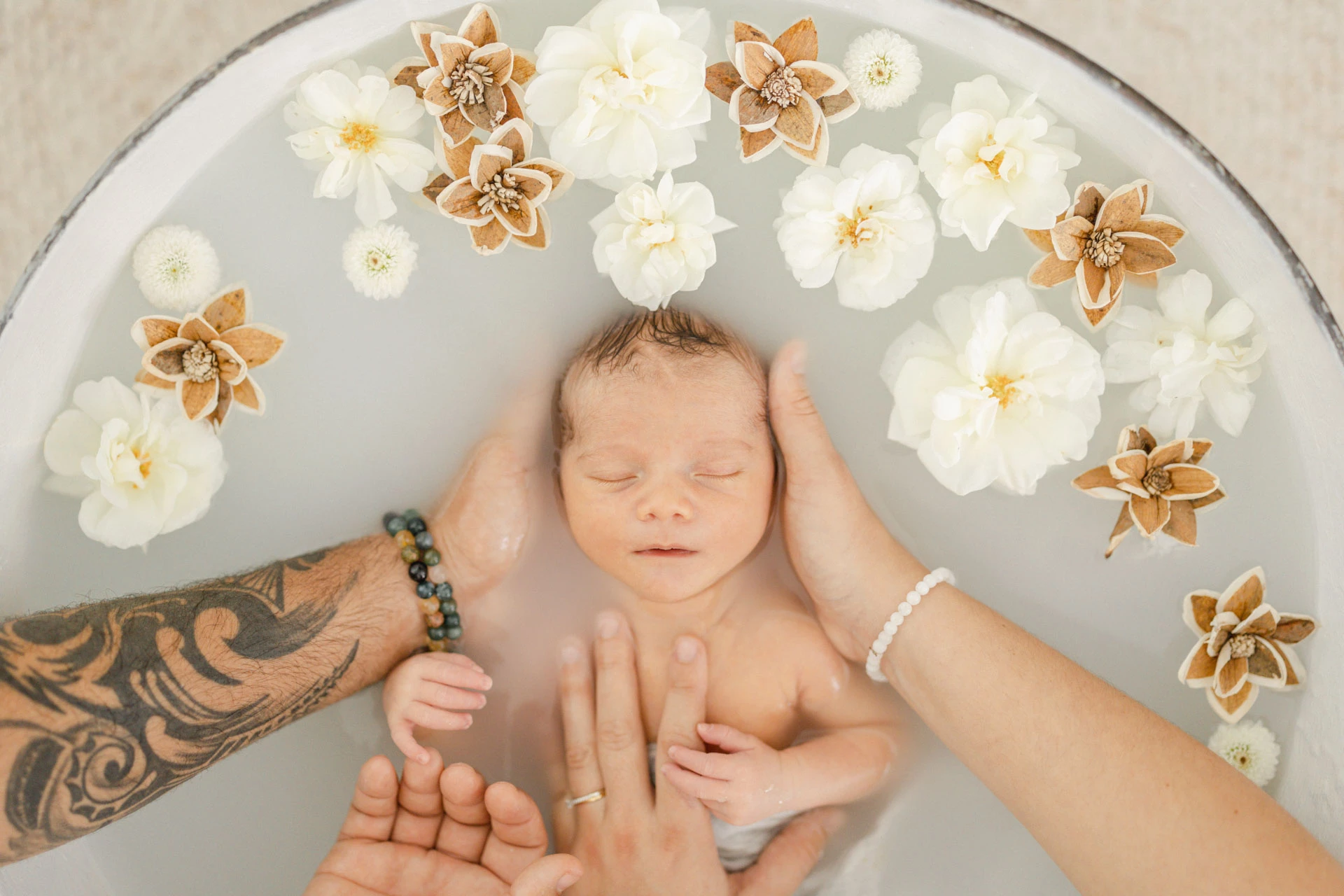 enfant marron gris fleurs bébé