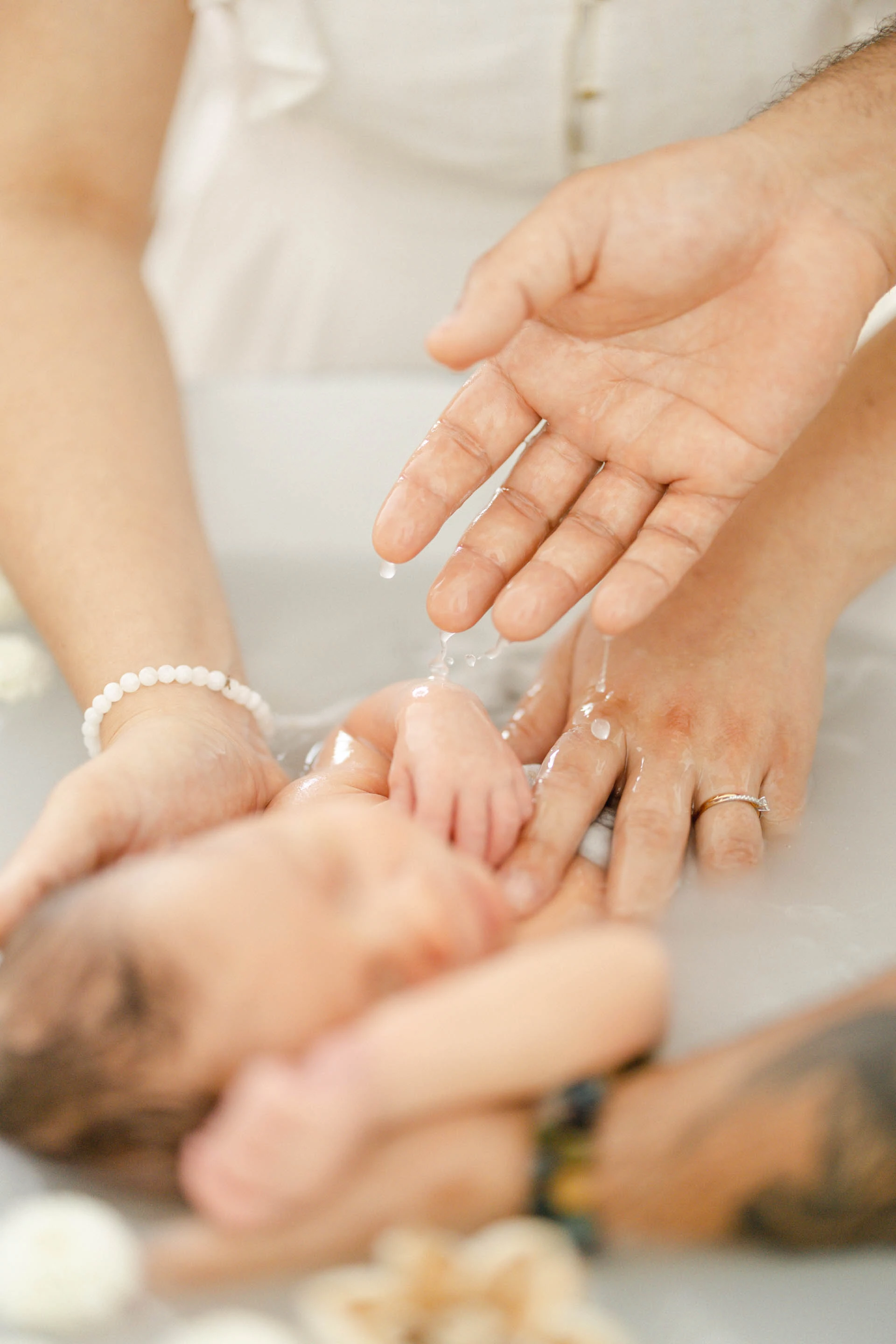 main enfant geste naissance beige