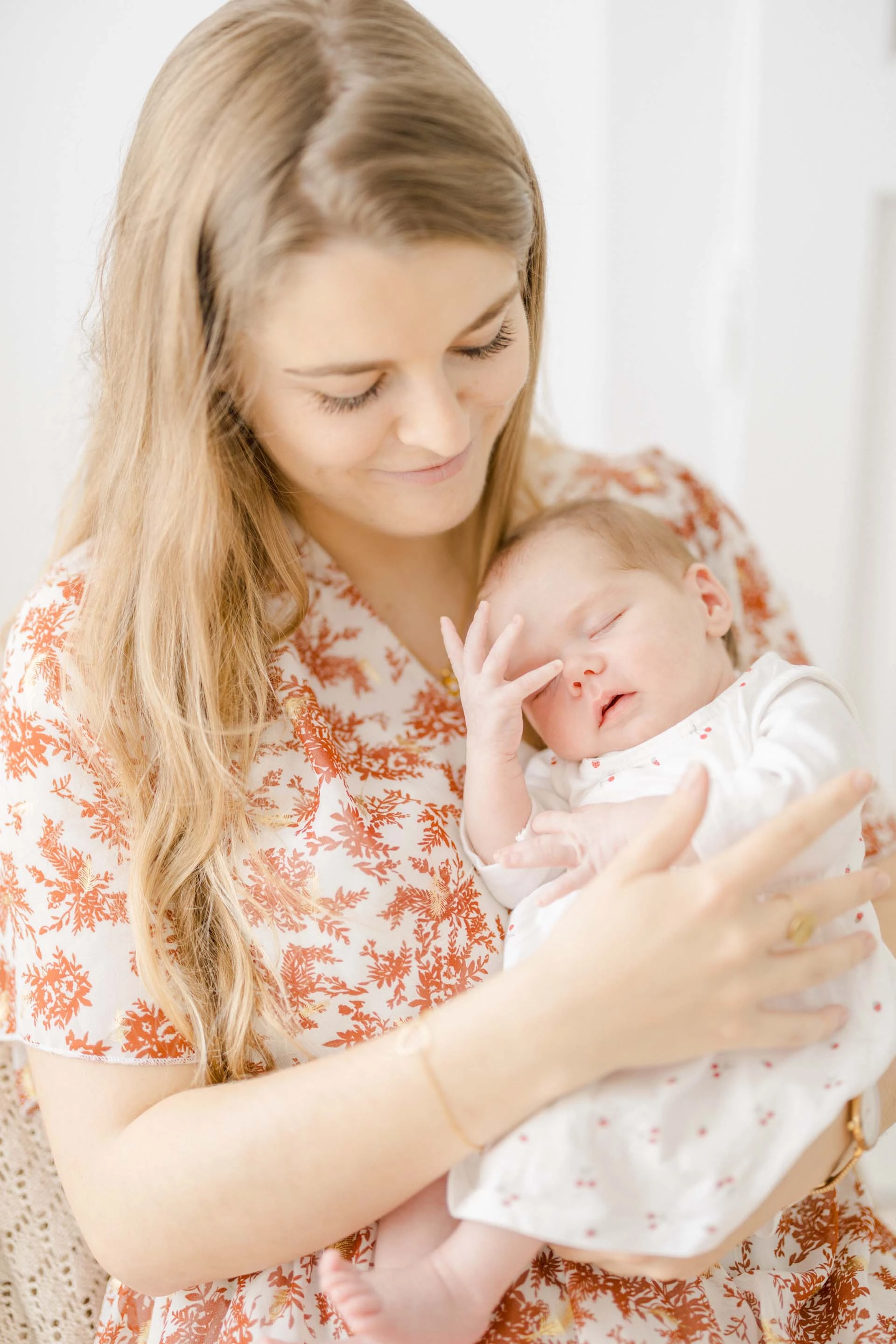 bonheur main enfant sourire marron