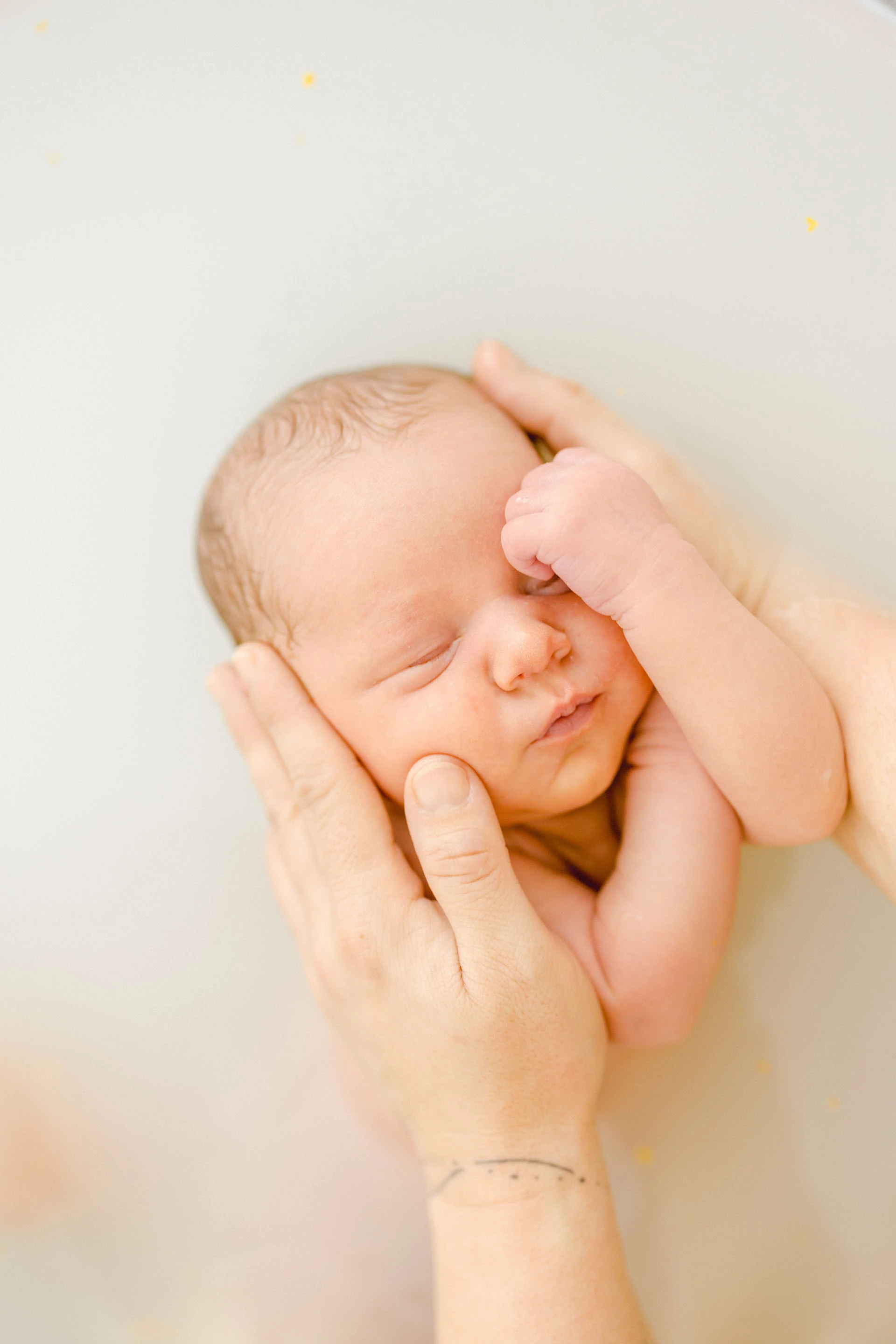enfant marron gris orange bébé