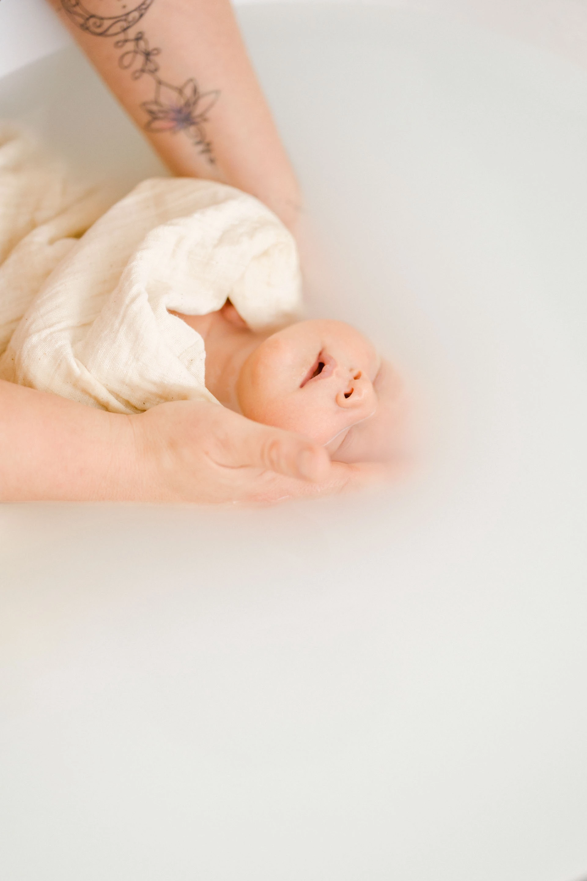 enfant gris marron bébé bain bébé