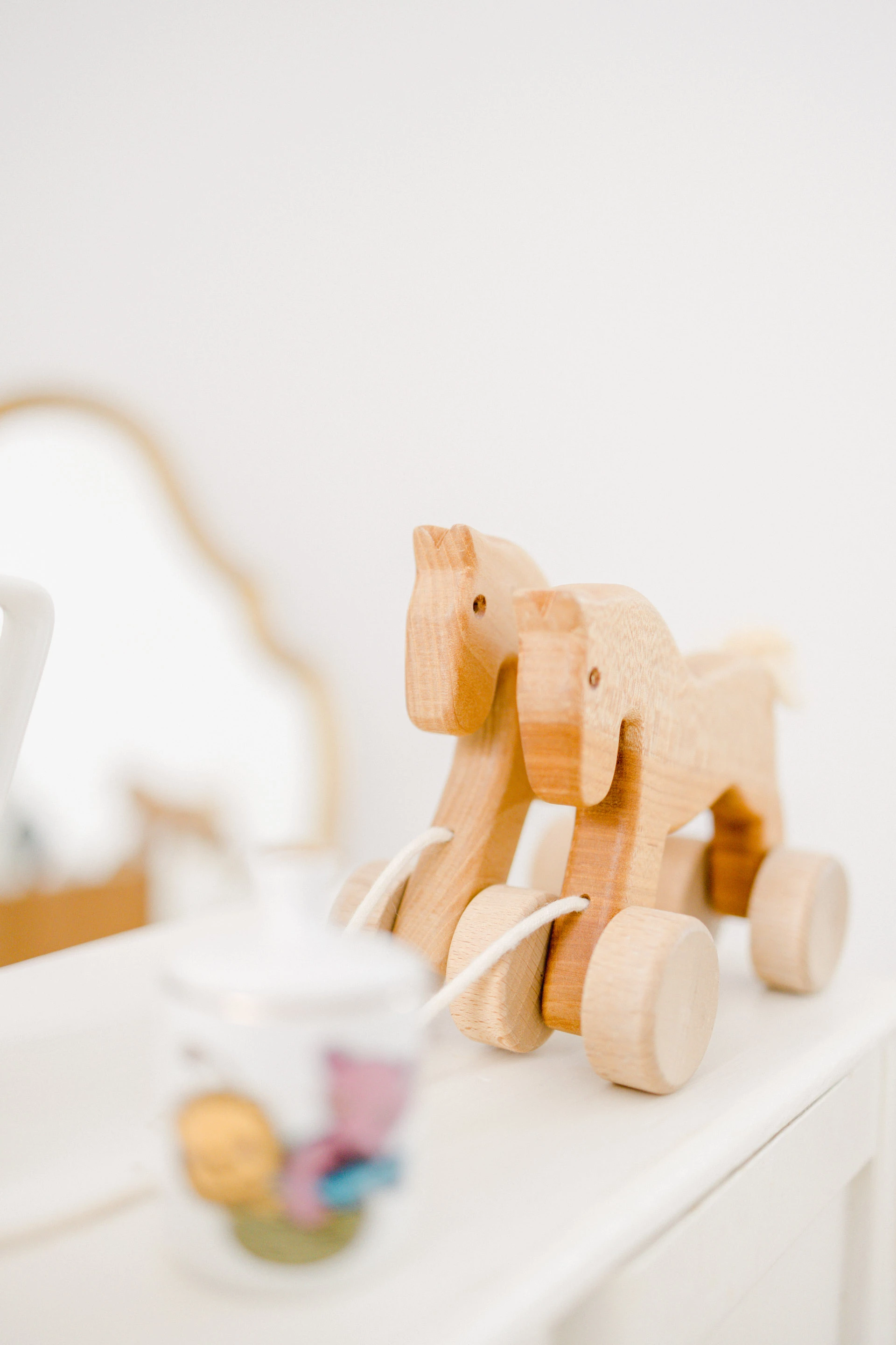 bois jouet cheval beige marron