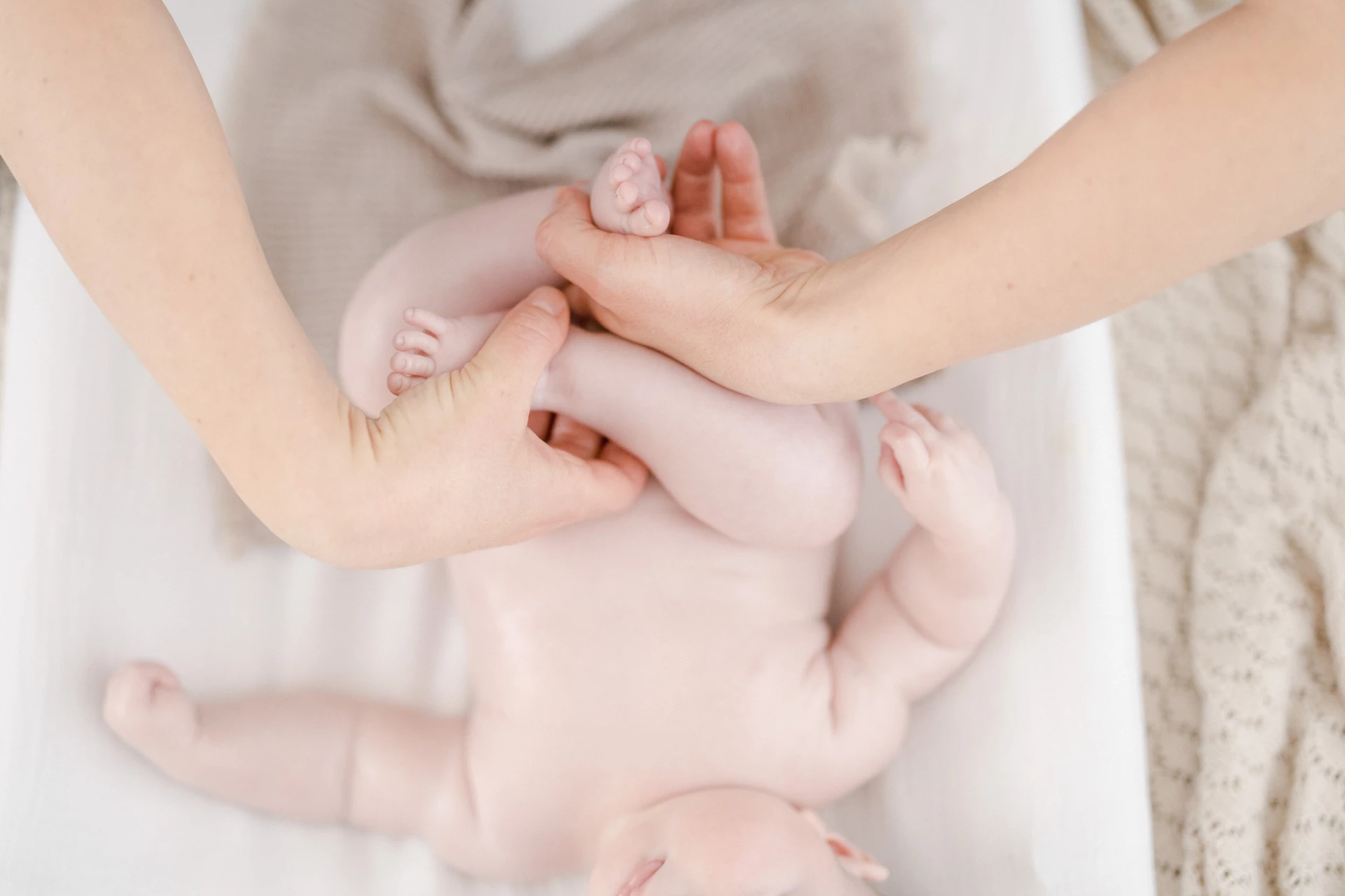 main enfant naissance marron gris