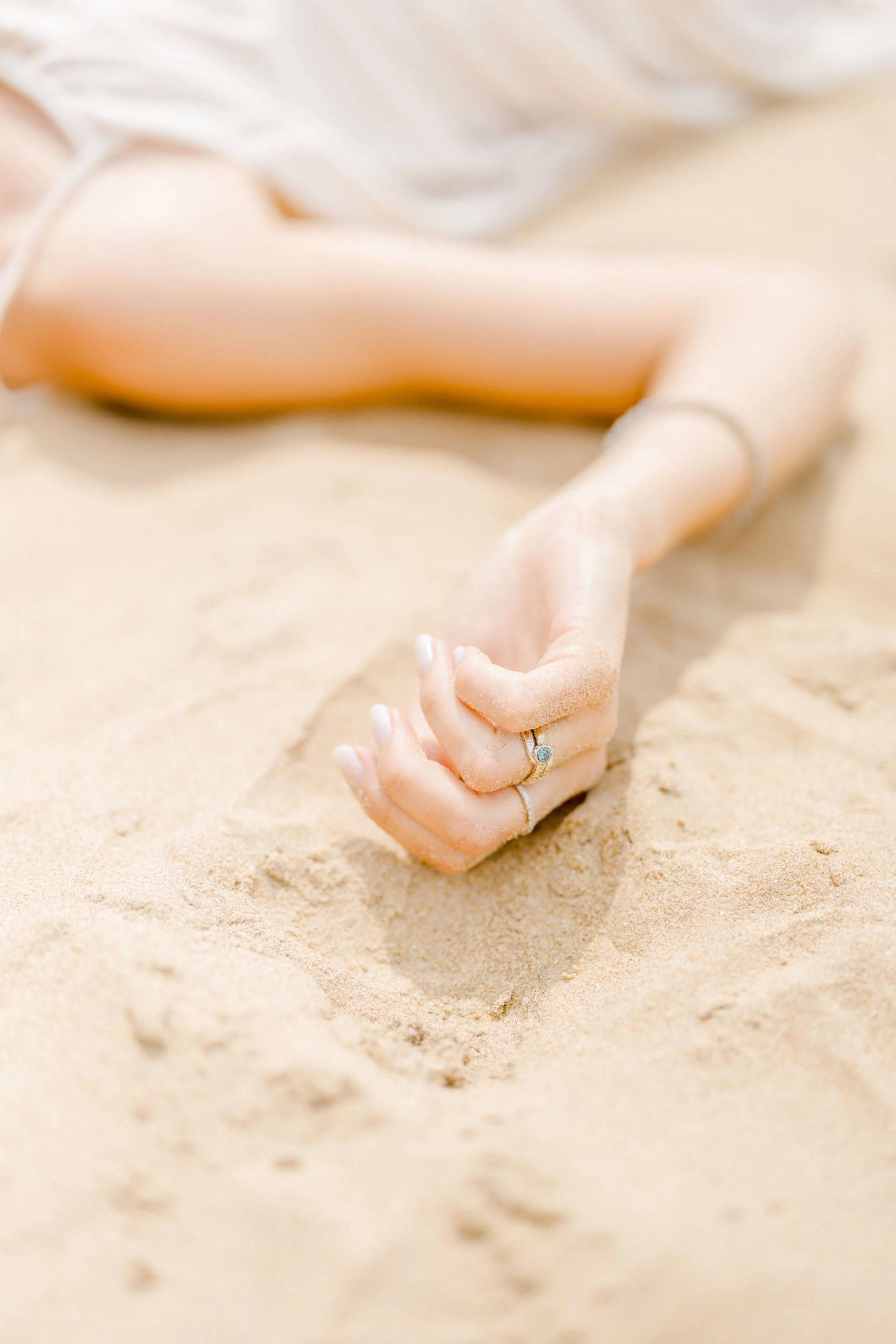 bague de fiançailles geste bague de mariage gris marron