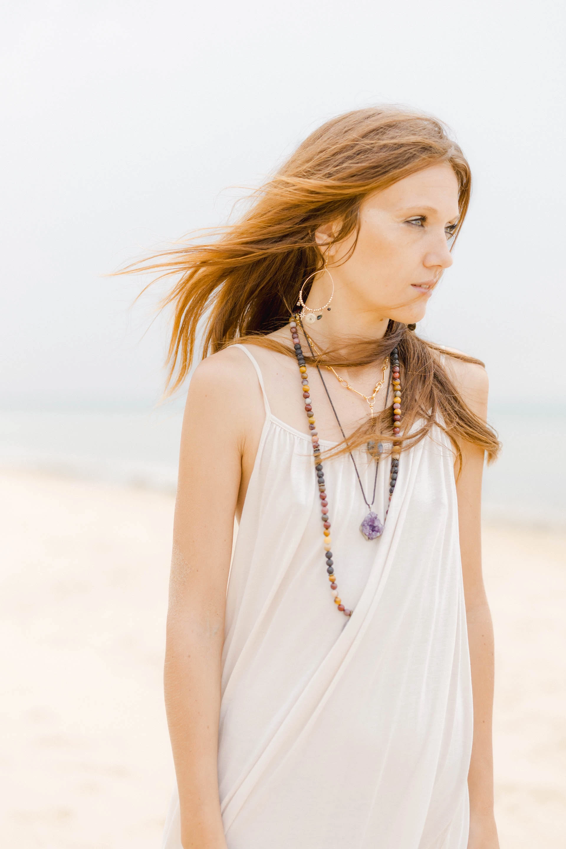 robe cheveux longs collier beige marron