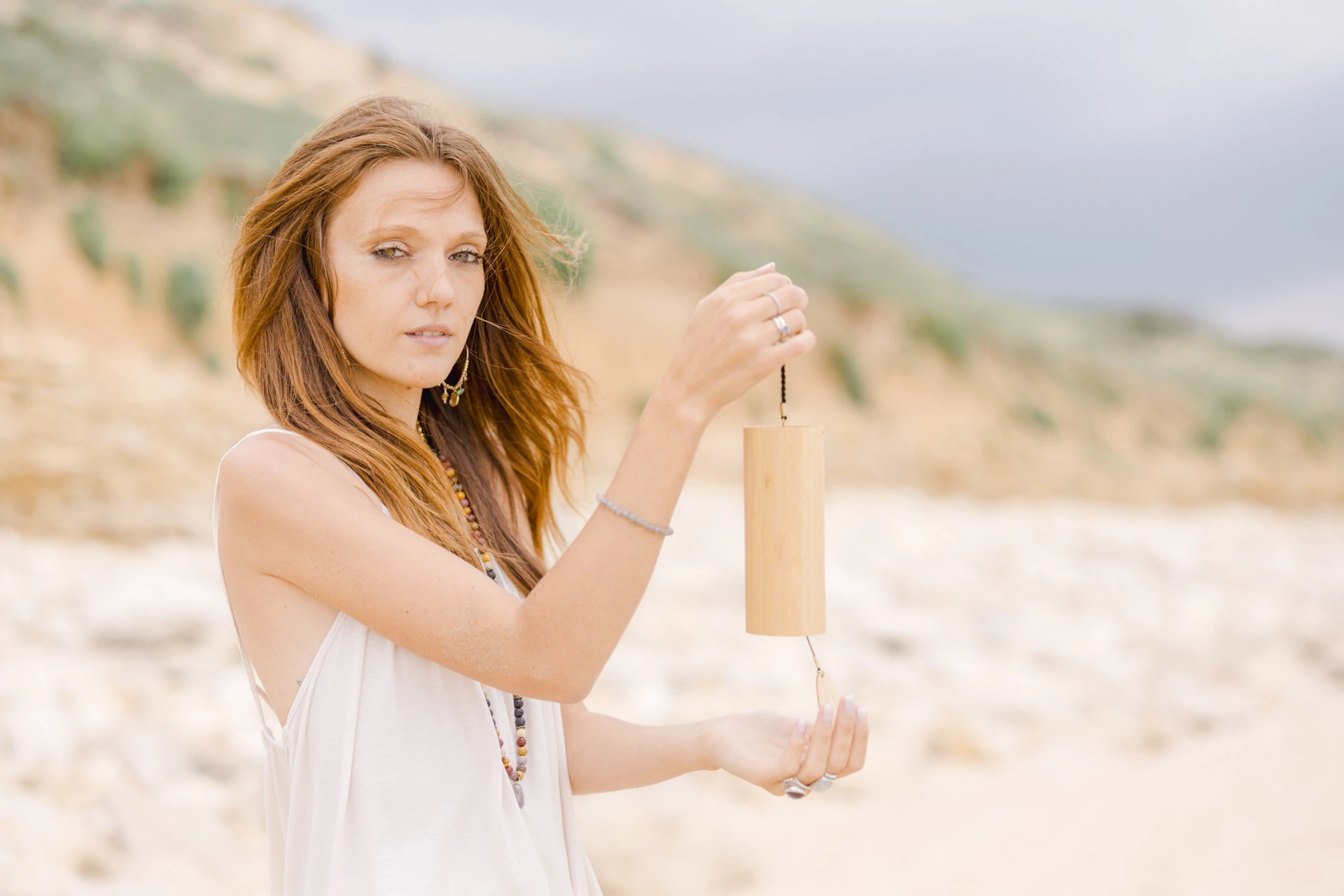 main bijoux poignet cheveux longs marron