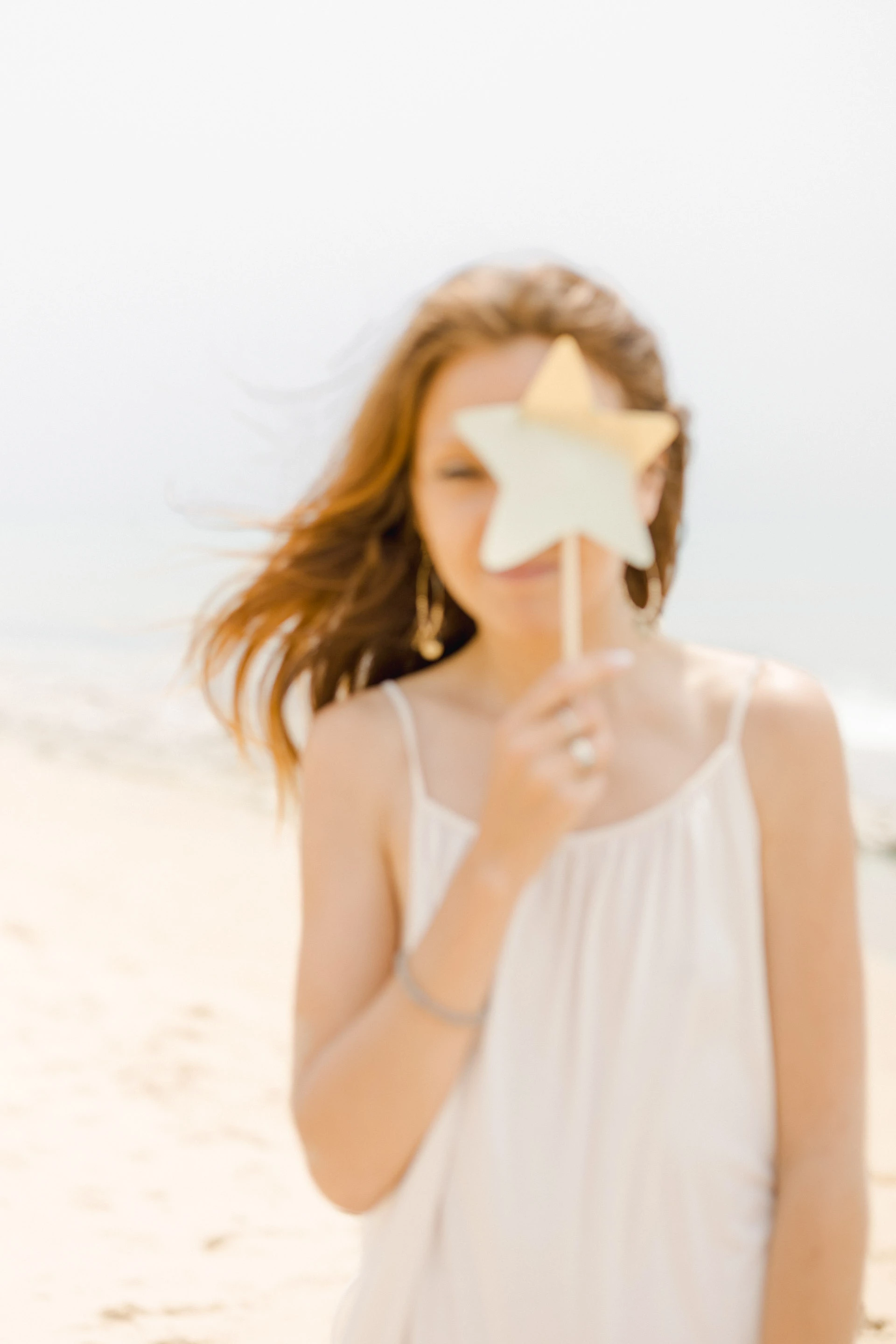 bonheur geste vent enfant beige