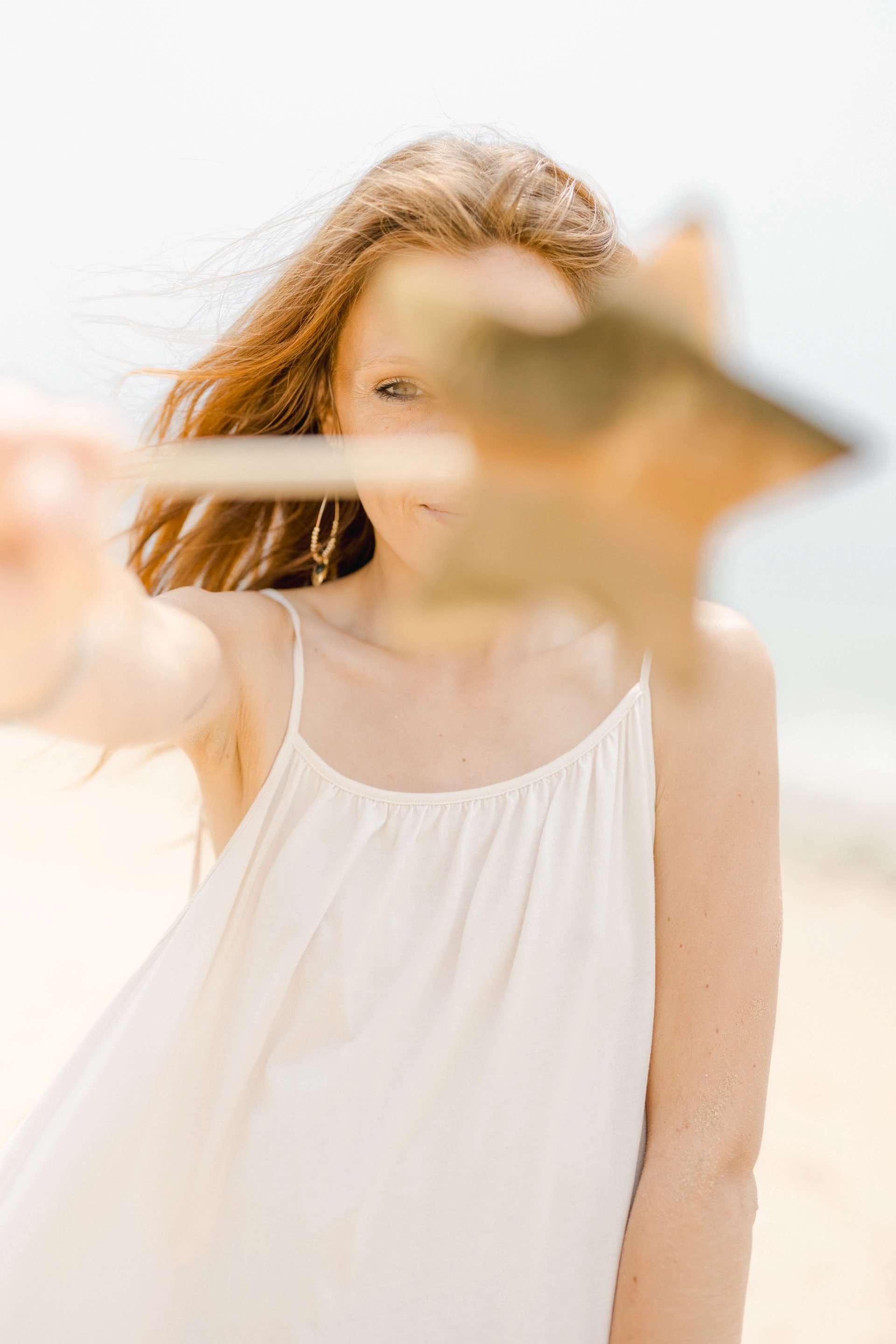 robe rose cheveux longs gris marron
