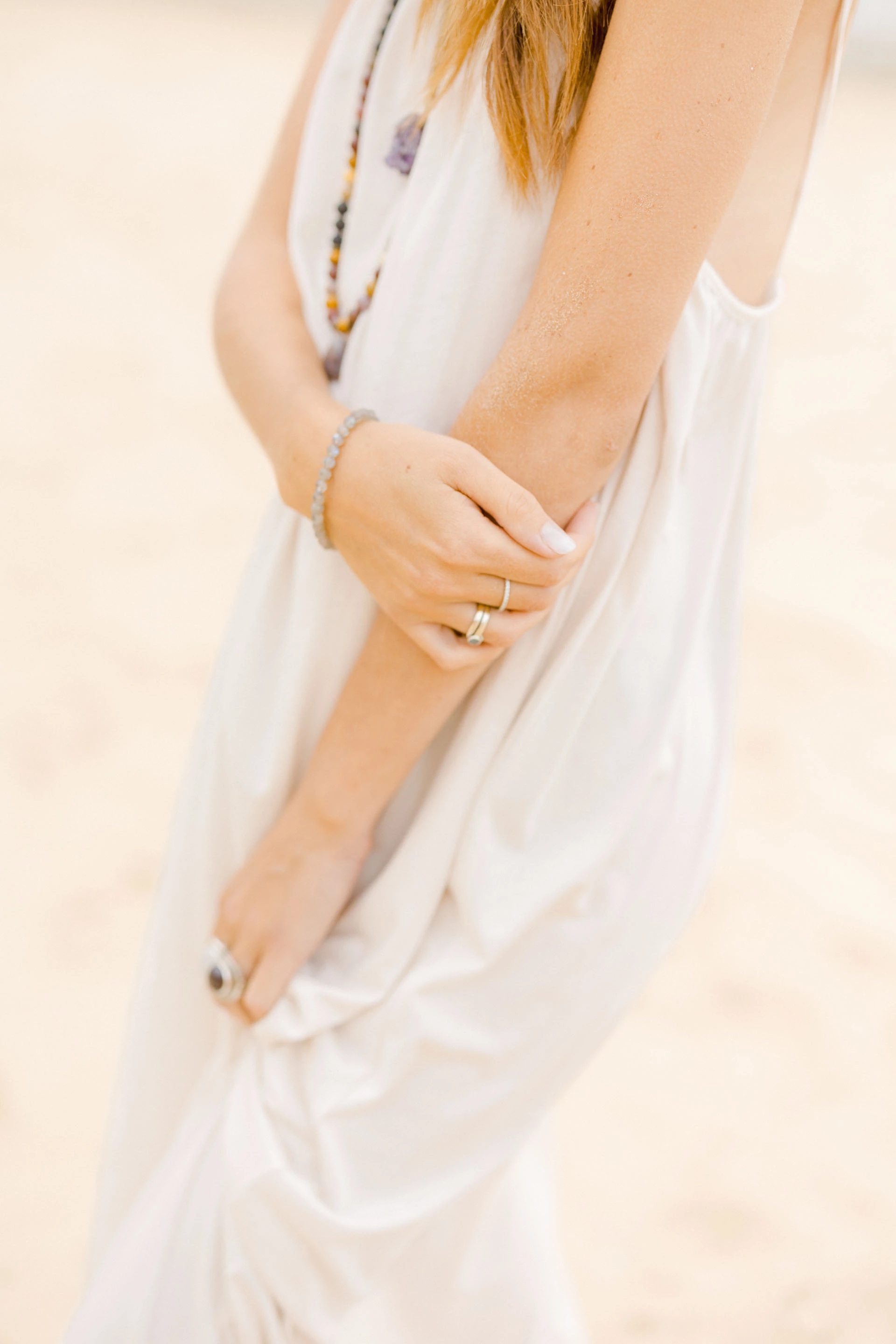 robe cheveux longs stylisme collier beige