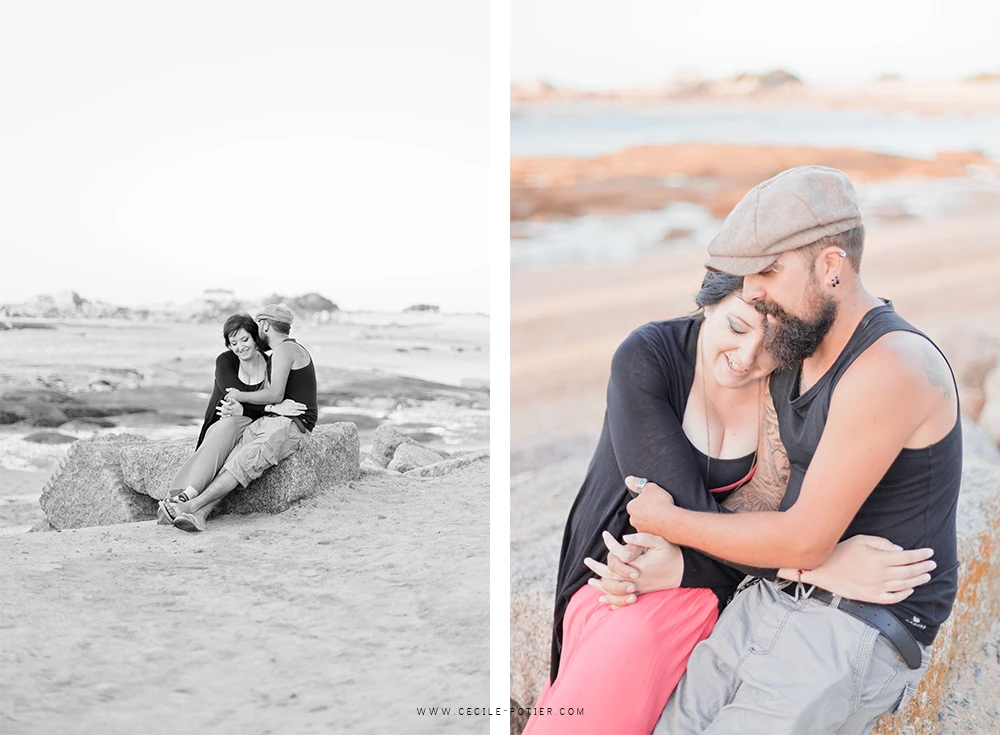 Séance couple plage au coucher de soleil : deux personnes dans une étreinte tendre sur le sable, lumière dorée et ambiance intime, Vendée