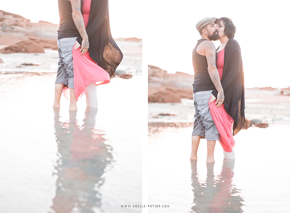 Séance famille à la plage : père et enfant complices dans l'eau peu profonde, tissu rose flottant, lumière dorée du coucher de soleil, intimité touchante en Vendée