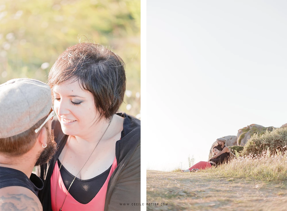 Séance couple complice en campagne vendéenne, échange tendre en lumière dorée, ambiance rurale authentique avec maison rouge en arrière-plan