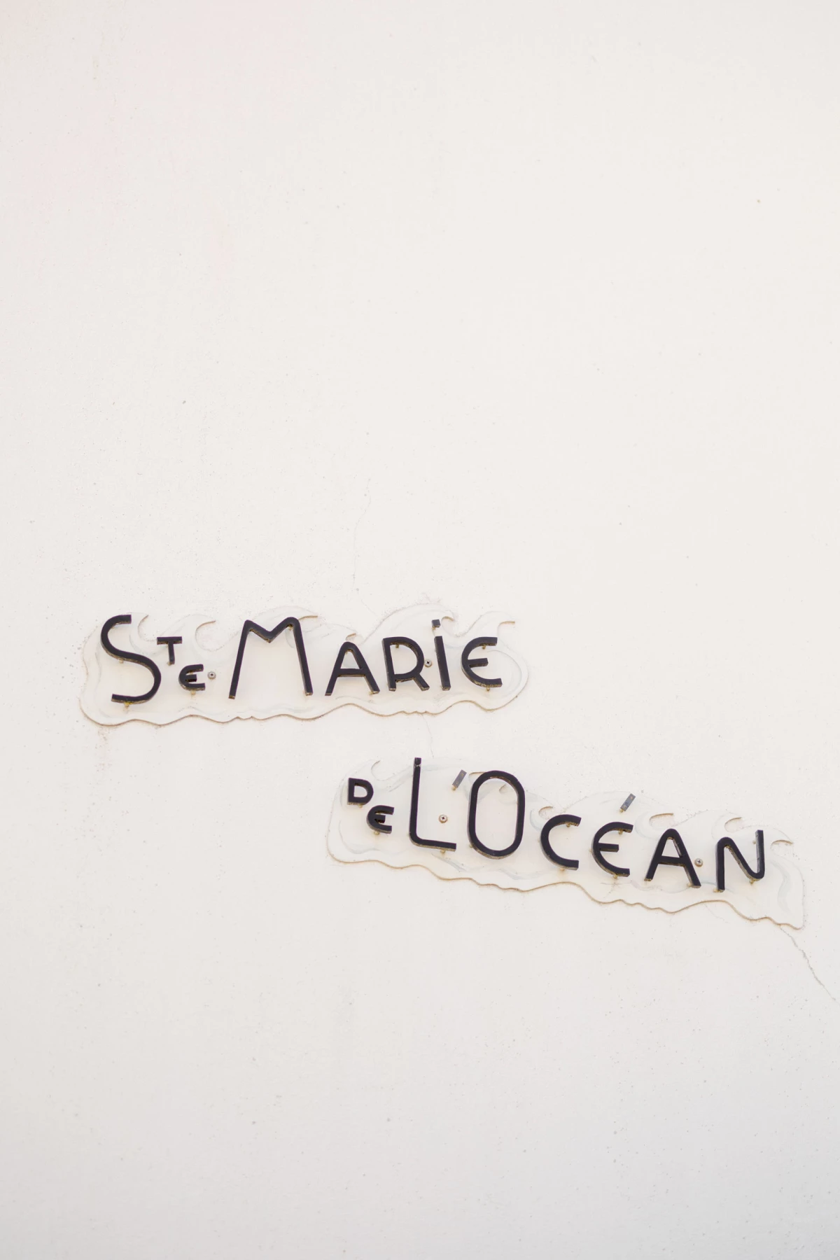 écriture beige gris église