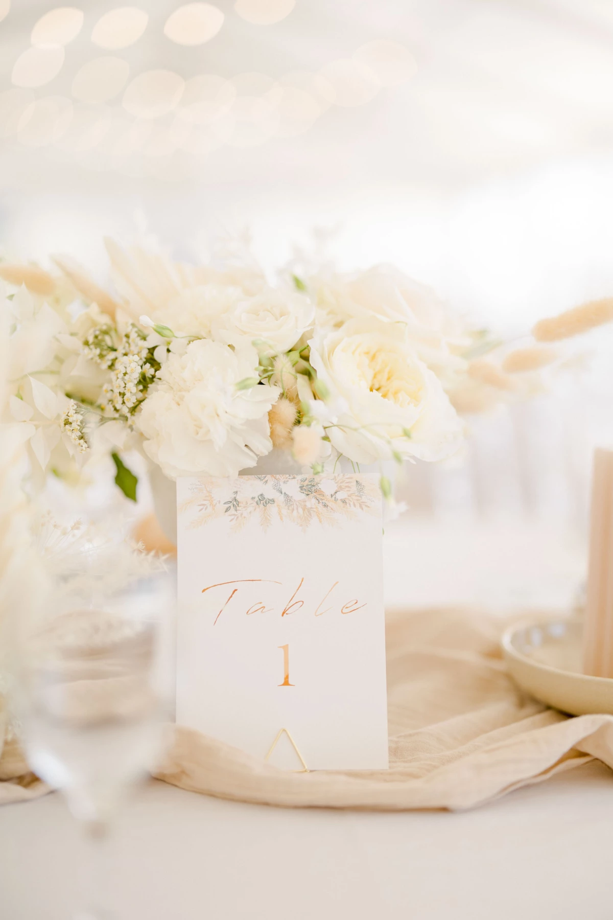 blanc composition florale verres à pied gris marron
