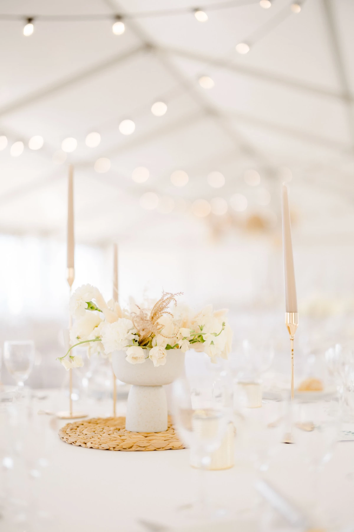 vaisselle événement verres à pied composition florale rose