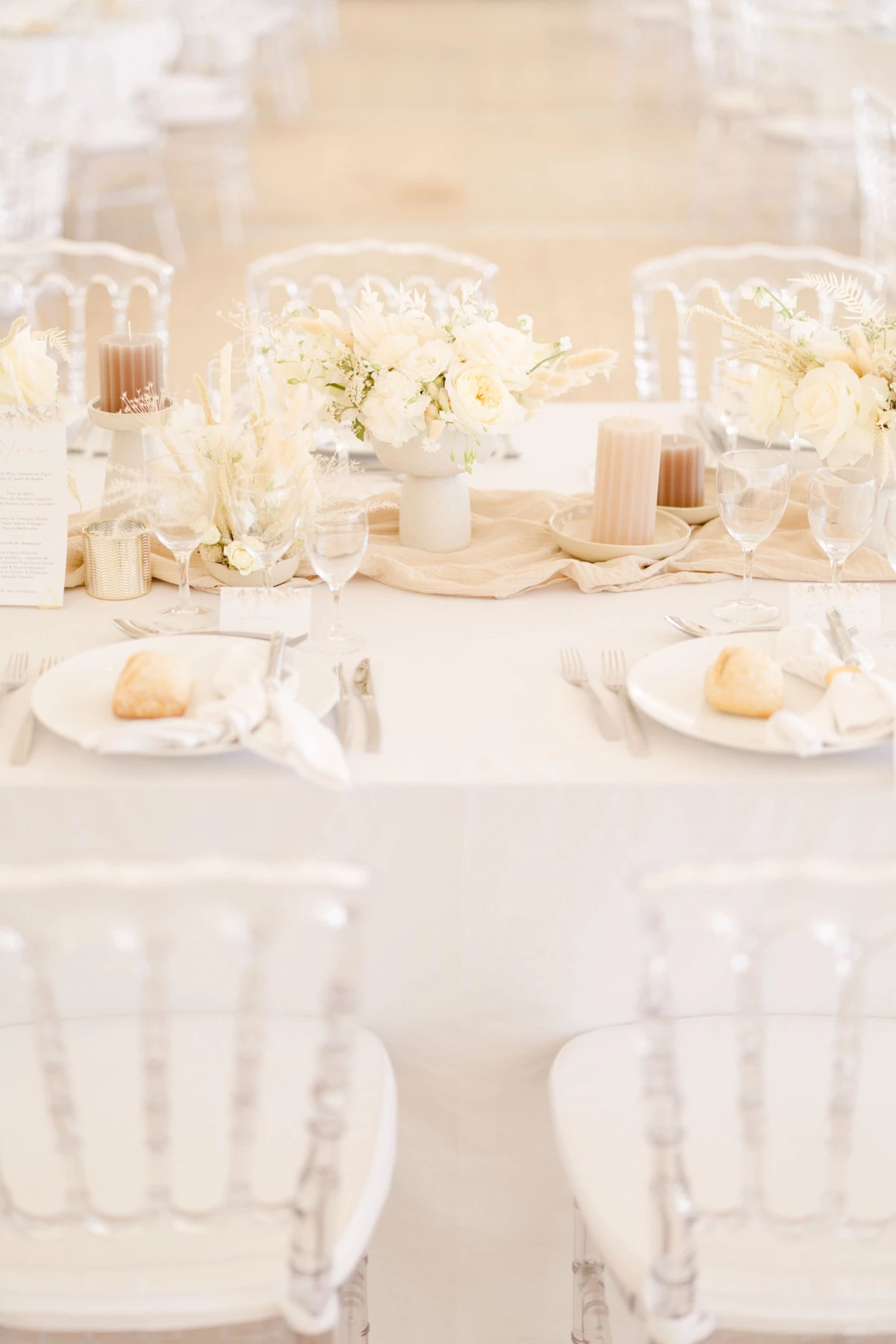 meubles vaisselle blanc verres à pied chaise