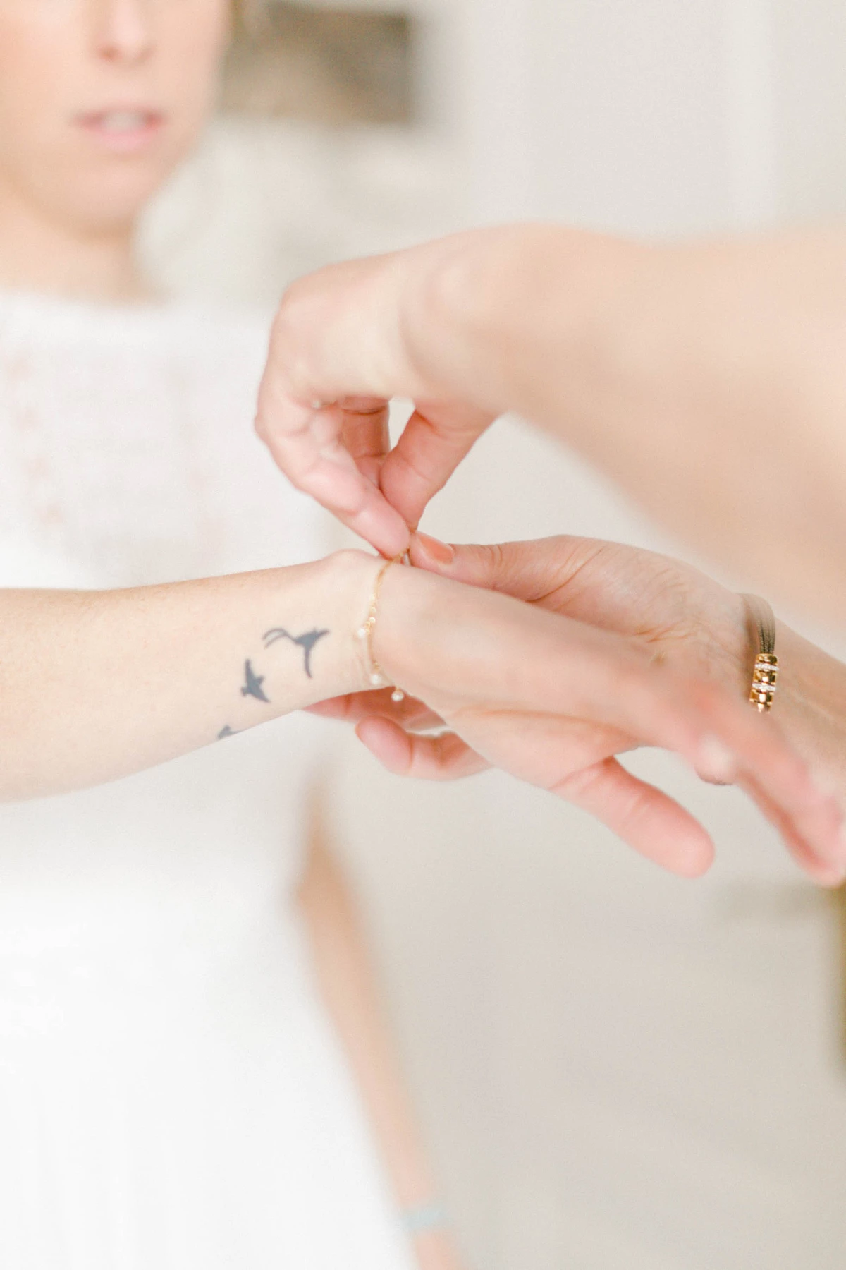 bijoux poignet geste bracelet gris