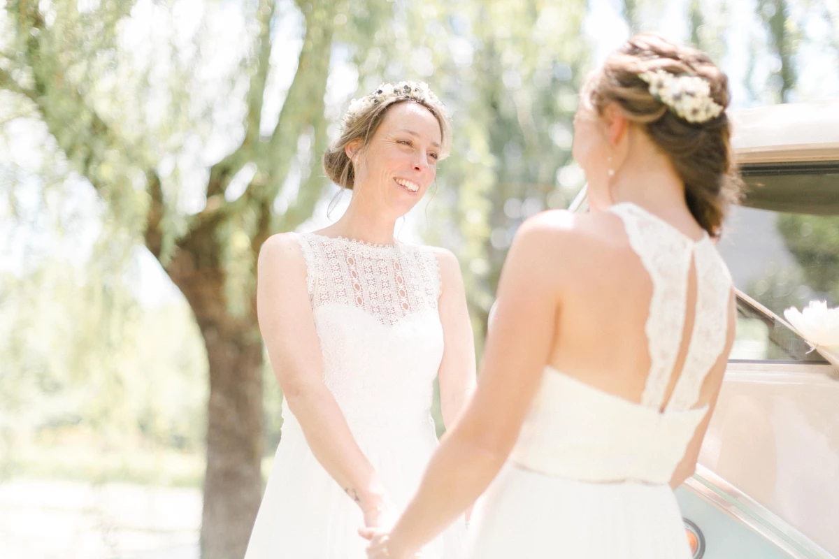 bonheur robe sourire événement gris