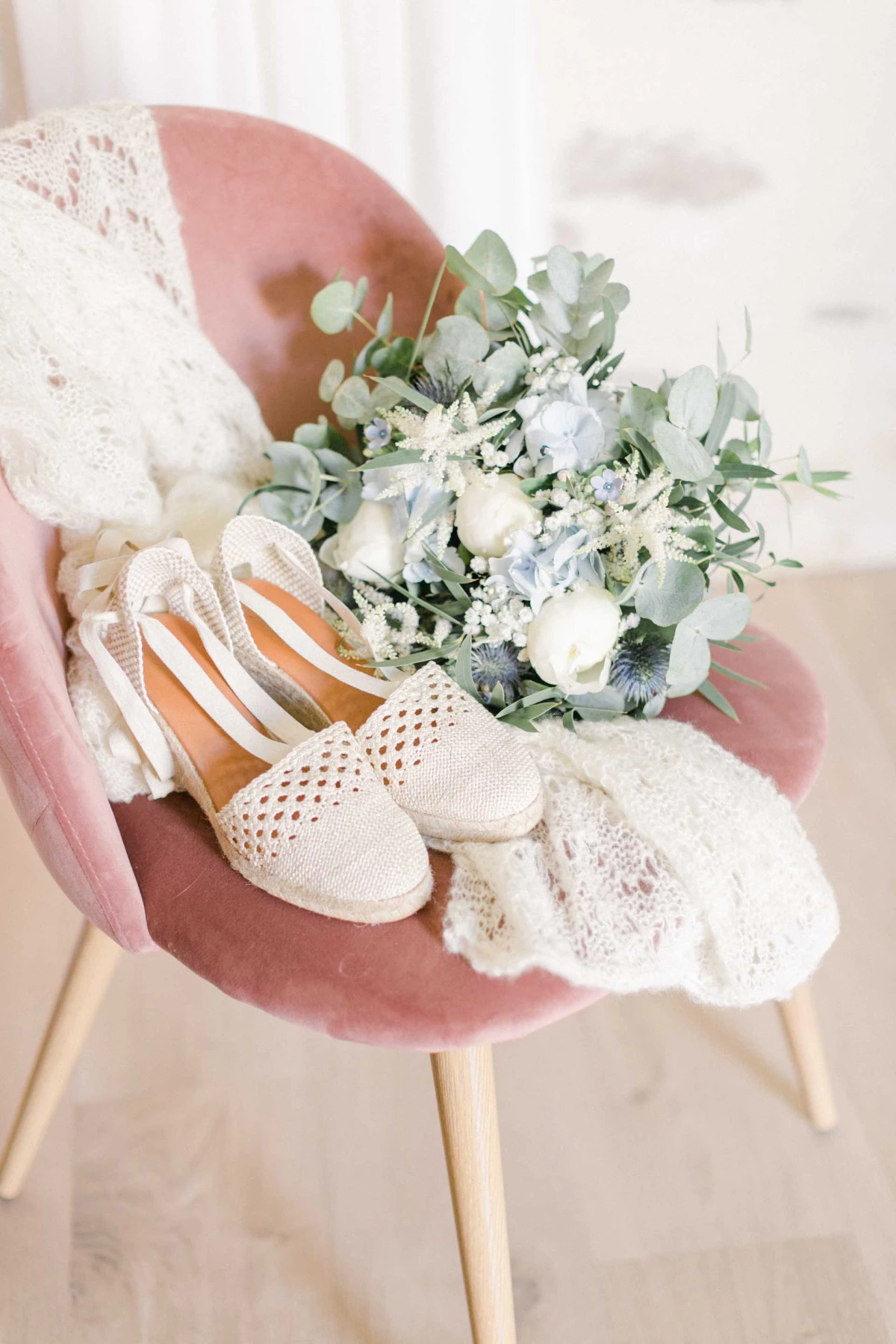 rose pétale composition florale artisanat marron