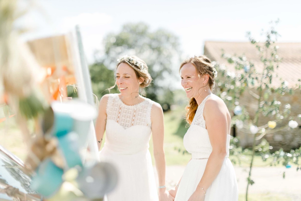 bonheur robe sourire événement gris